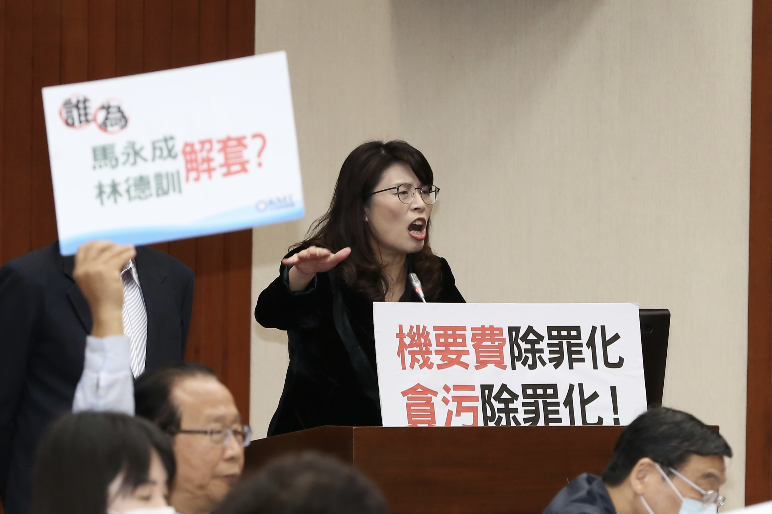 因國民黨立委鄭麗文程序發言不願結束,召委郭國文宣布會議休息。