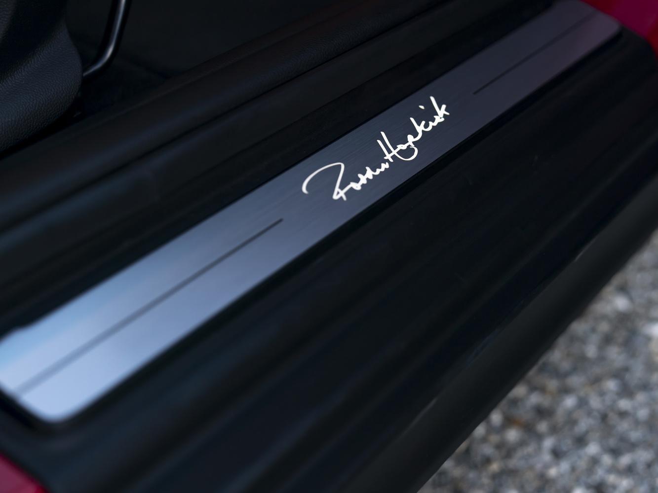 Paddy Hopkirk Edition專屬LED迎賓門檻，迎接車主進入賽道氛圍十足的座艙空間。