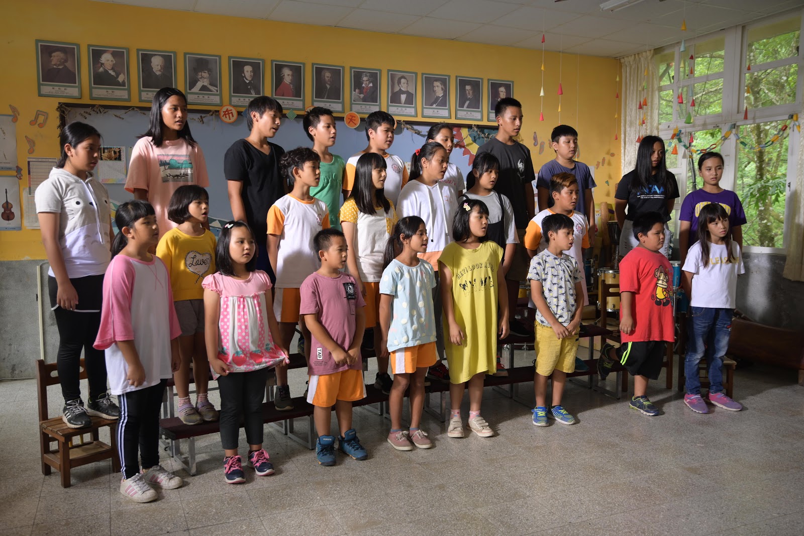 電影《聽見歌  再唱》有不少素人演員演出。（華納提供）