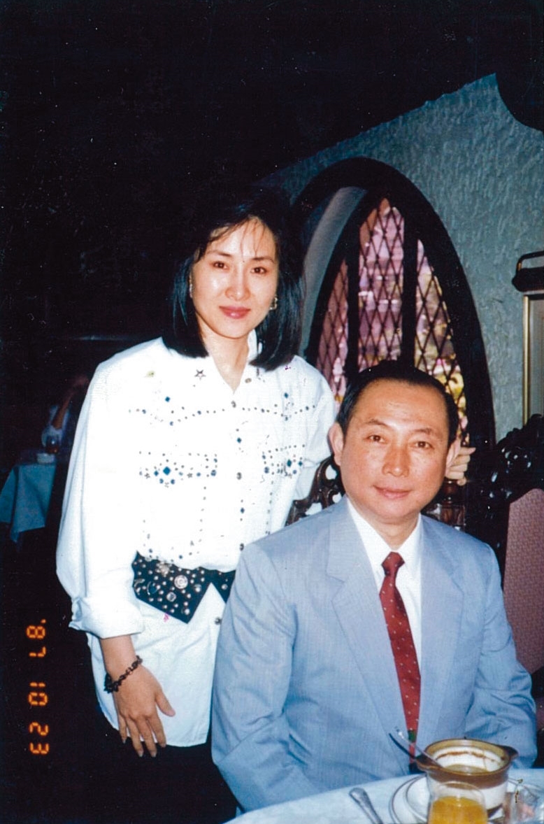 魏海敏（左）1991年拜梅葆玖（右）為師，是為梅葆玖首徒，故而有了「梅派大師姐」的封號。（魏海敏提供）