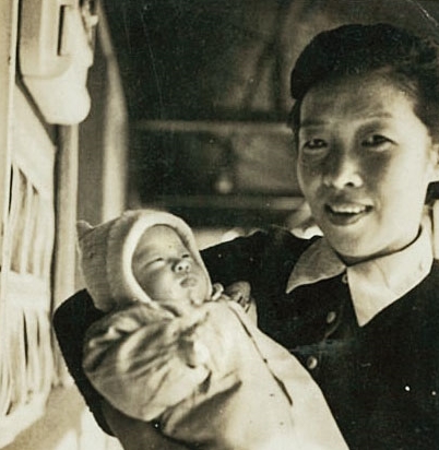 魏海敏父母在她2歲時離異，圖為魏母抱著襁褓中的她。（魏海敏提供）