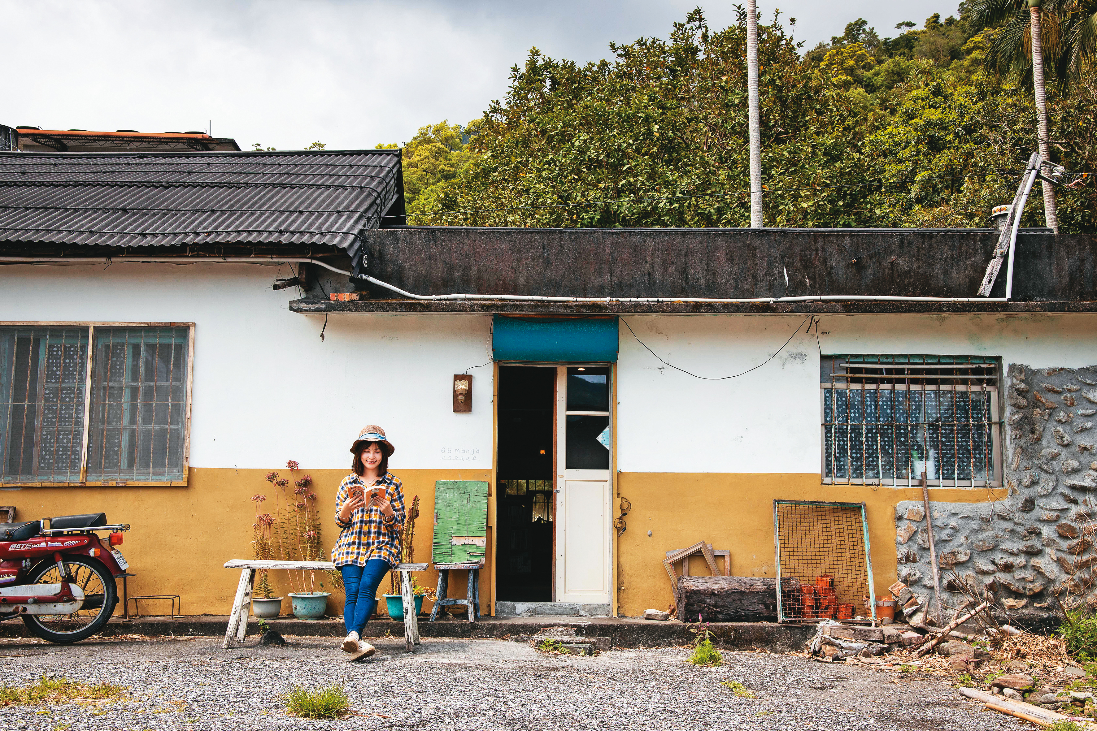 「溜溜漫畫店」外觀就像民宅一樣，但也因為這樣更讓人感到放鬆。