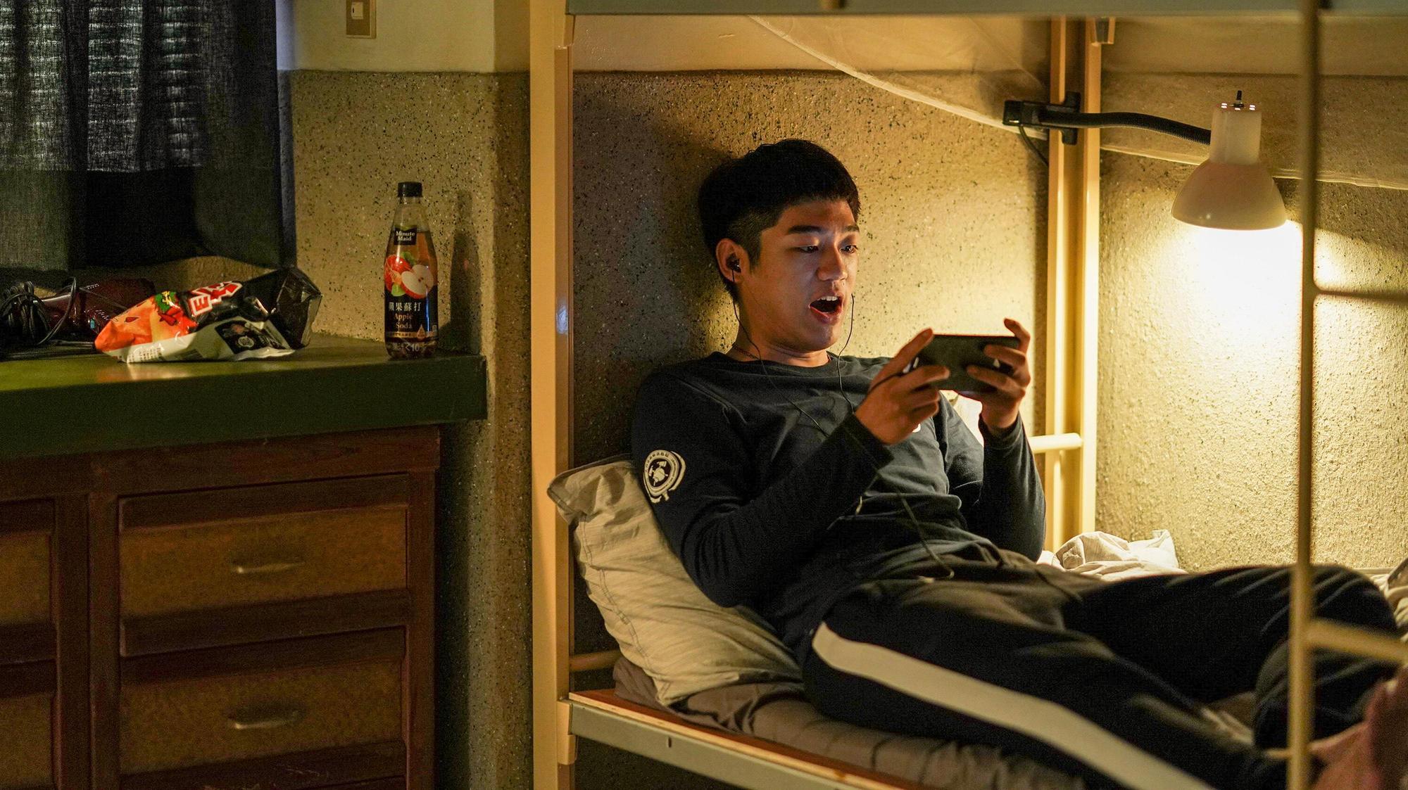 謝章穎飾演的消防隊員小高,就自己匿名爆料被學長欺負。(公共電視、myVideo提供)