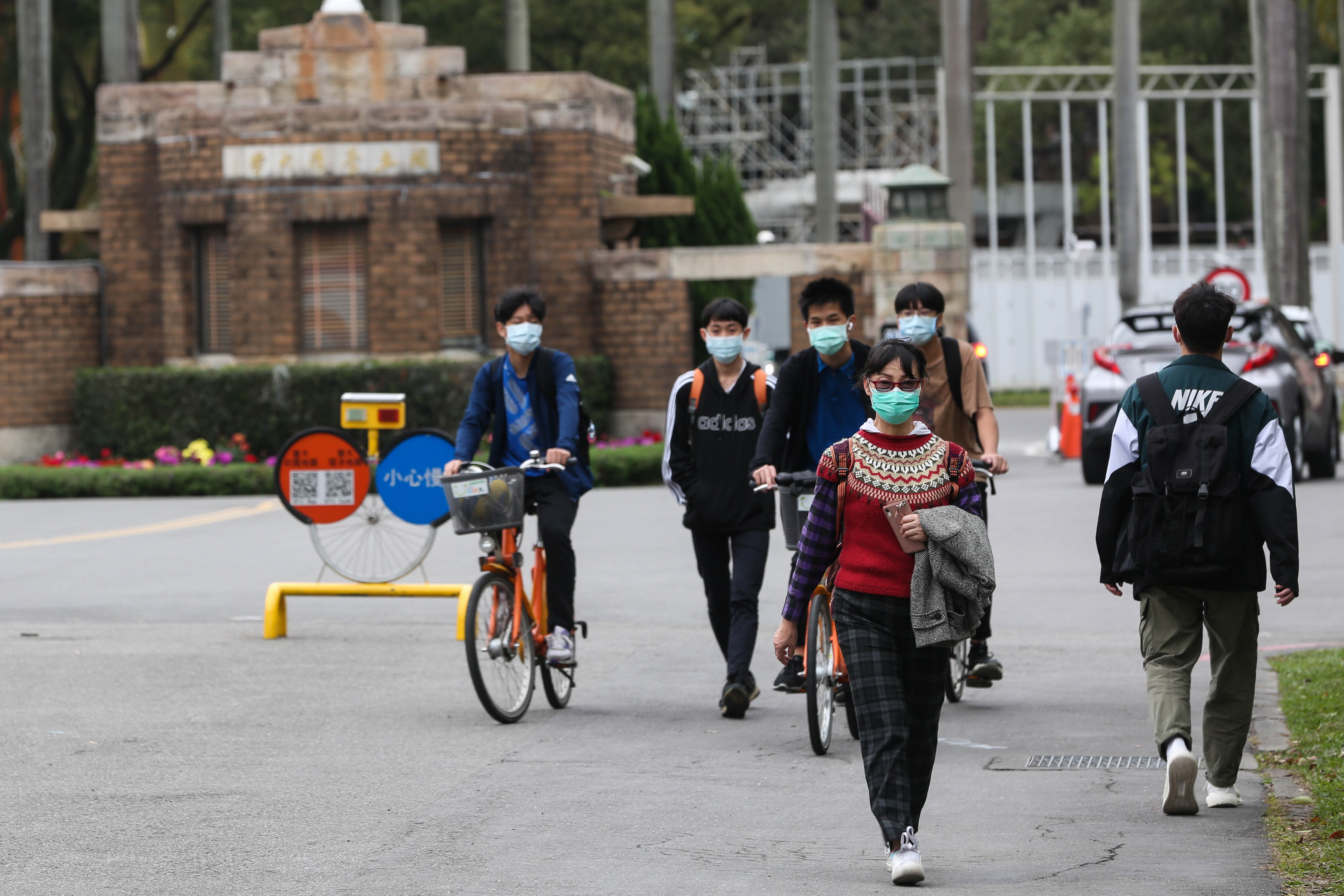申報教育學費特別扣除額，僅適用就讀大專以上受扶養子女。