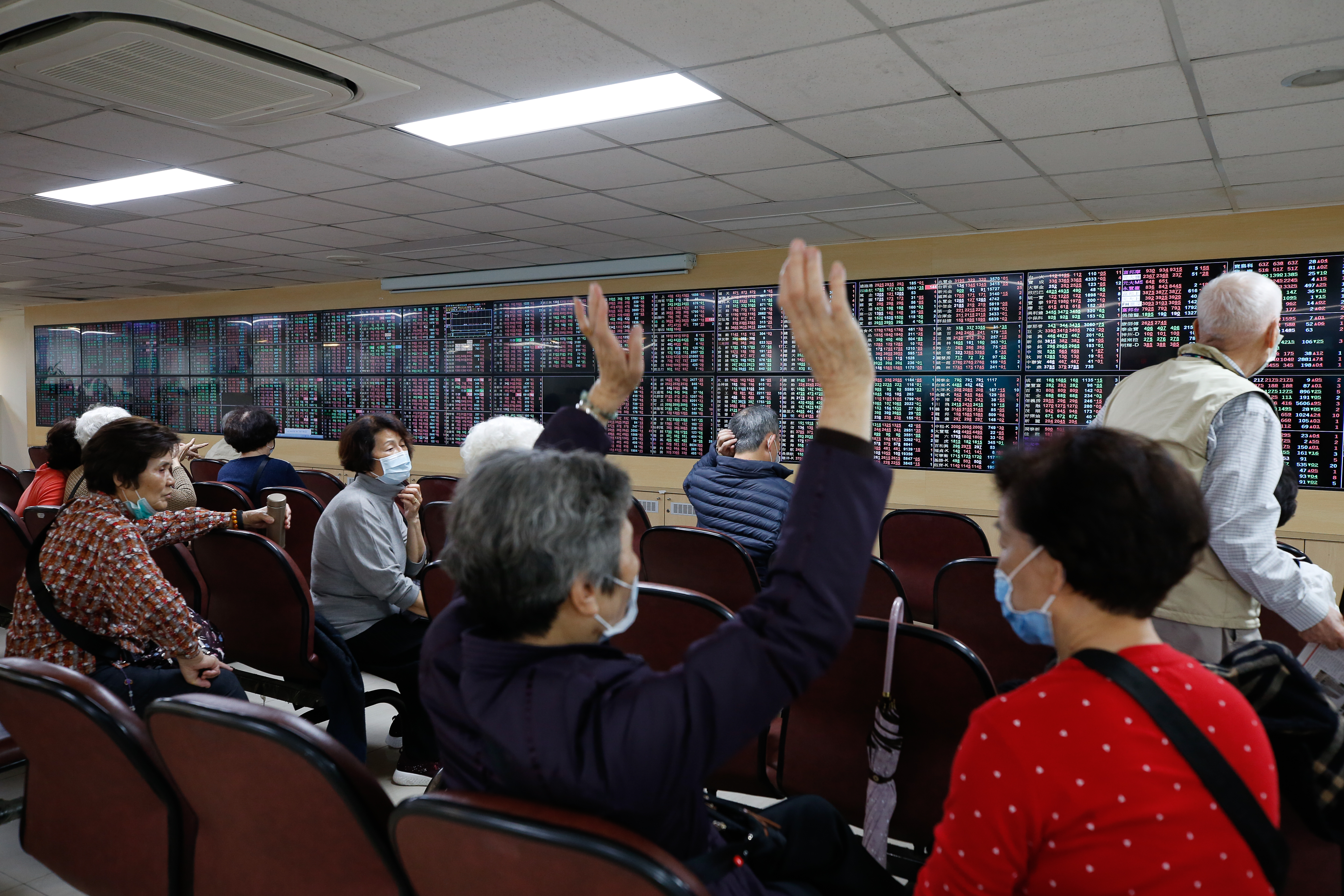 投資達人股魚思考要不要參加公司除權息,不光考量繳稅,也盤算賣股買股的交易成本。