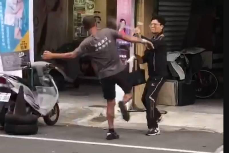員警休假還開單扮演檢舉達人,附近民眾氣不過,衝過去追打。(讀者提供)