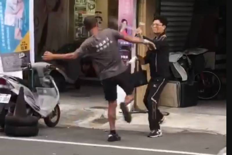 員警休假還開單扮演檢舉達人，附近民眾氣不過，衝過去追打。（讀者提供）