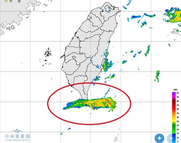 氣象局局長鄭明典於臉書po出「雷達合成回波圖」，分析直呼「這個回波不會下雨，我們的降雨雷達沒有這個訊號」。（翻攝自鄭明典臉書）