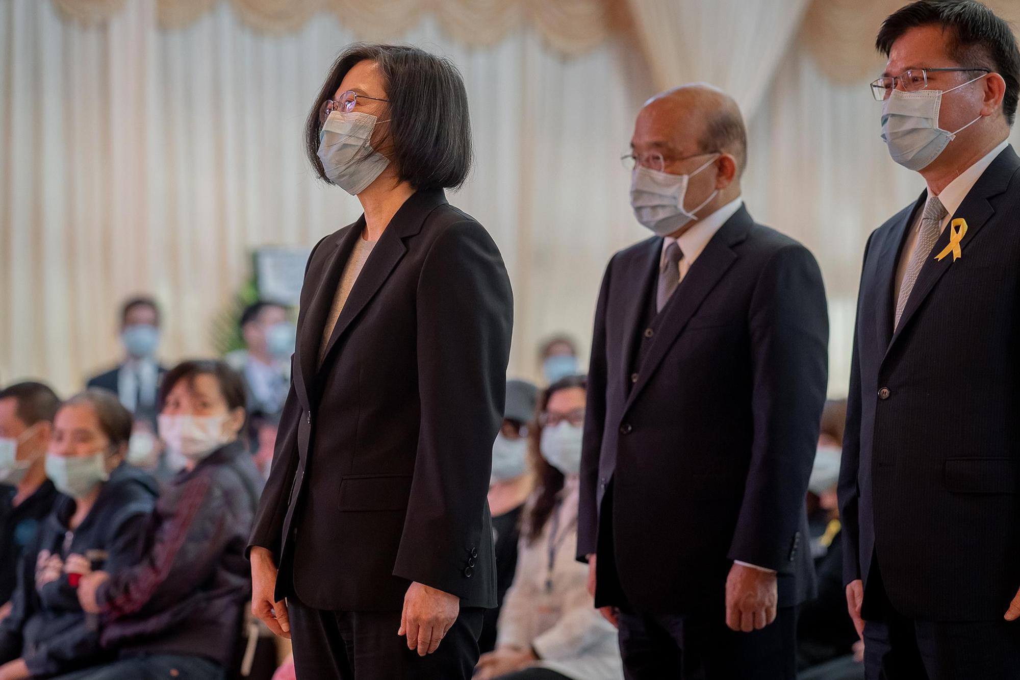 總統蔡英文率行政院長蘇貞昌、林佳龍、衛福部長陳時中等人出席聯合追思公祭致意。(總統府提供)