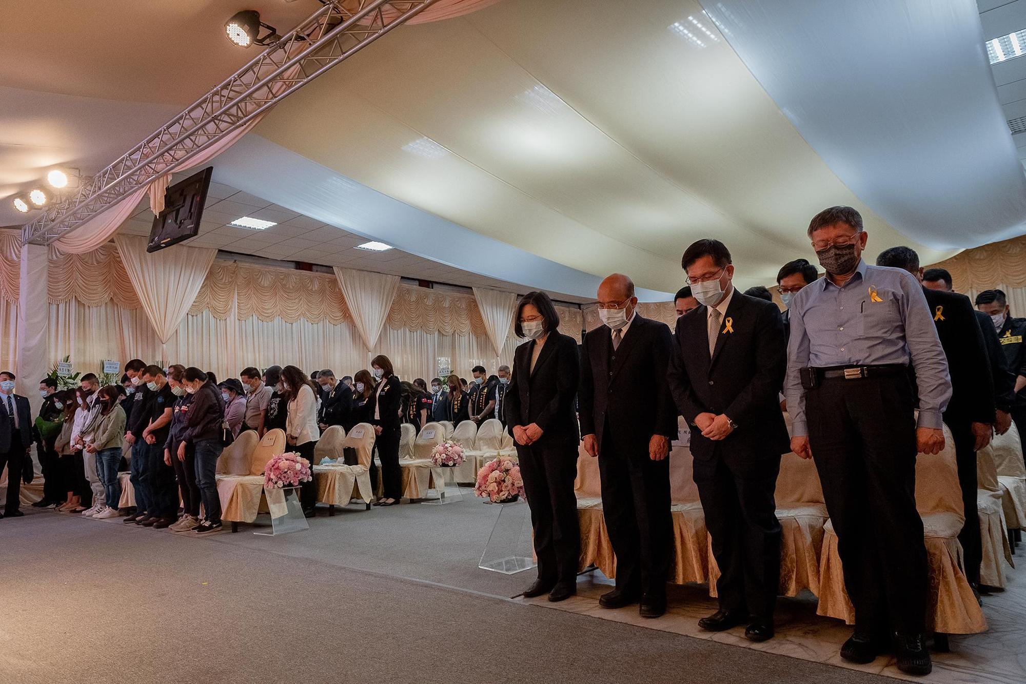 除了蔡英文、蘇貞昌及林佳龍外,雙北市長及花蓮縣長等人也出席上香致意。(總統府提供)