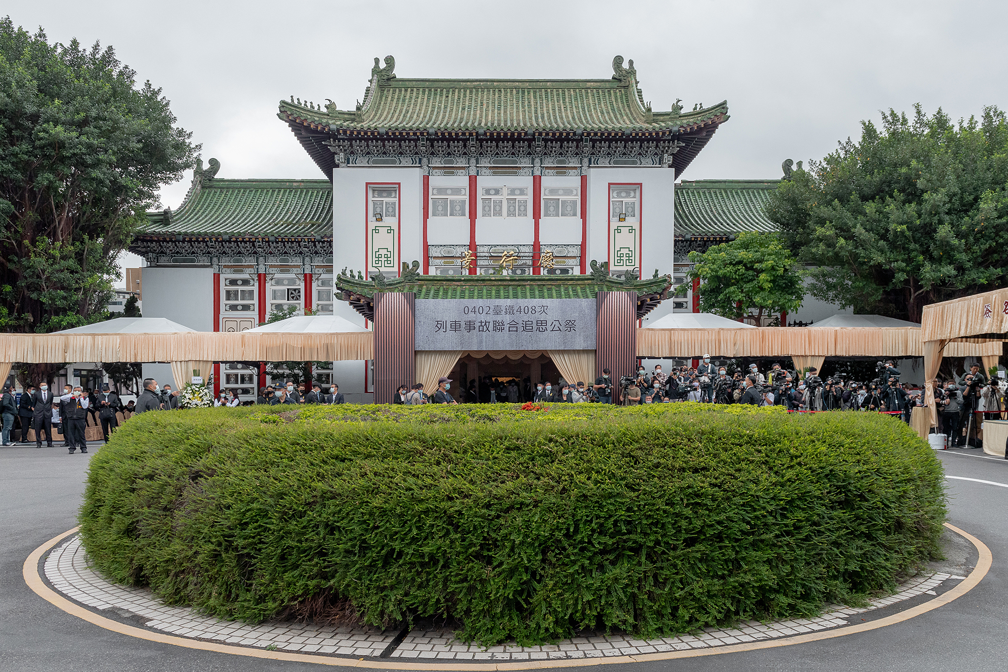 交通部今日下午舉辦聯合公祭，總統蔡英文抵達不久就飄起小雨，讓場面更為哀戚。（總統府提供）