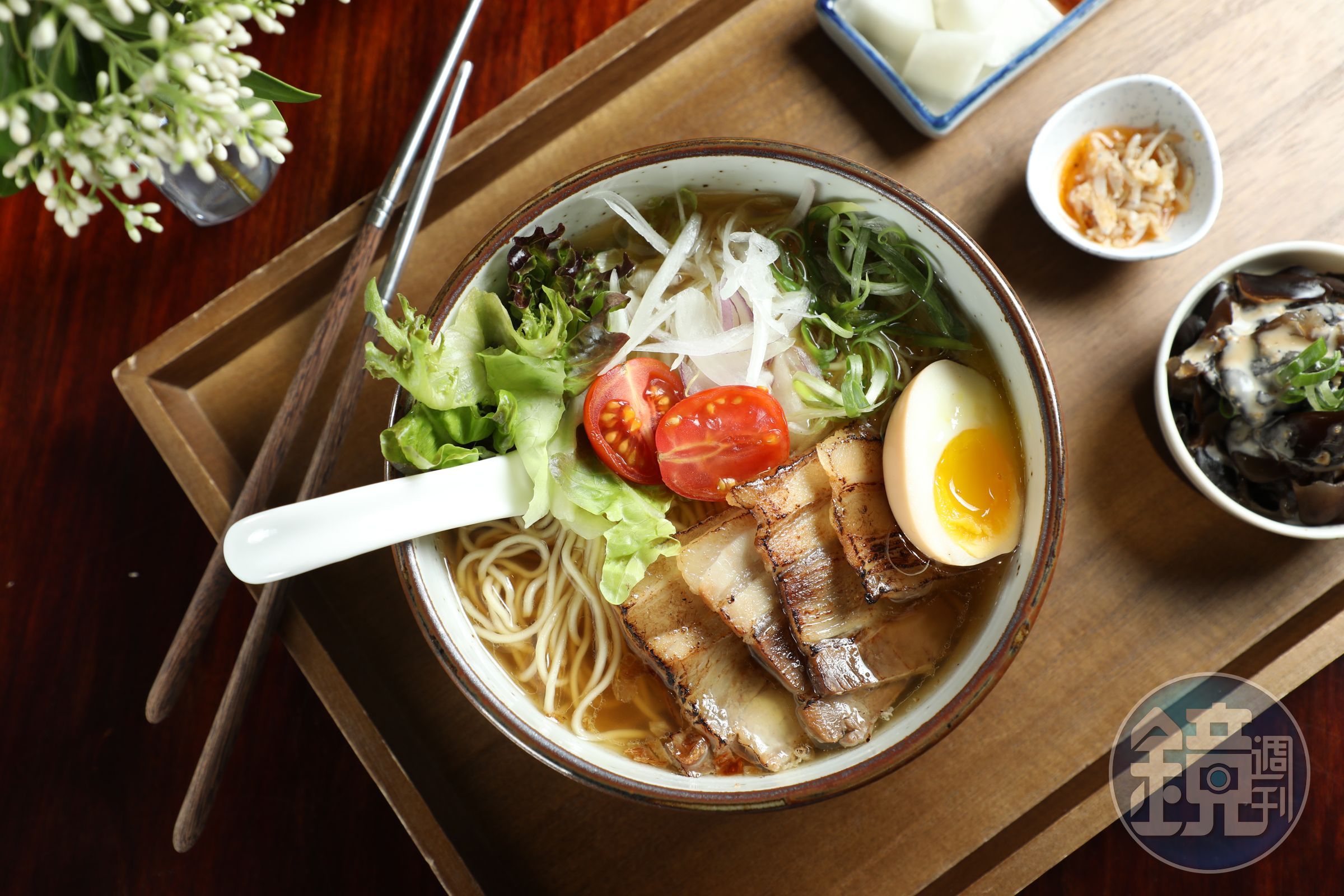「炙燒豚肉雞湯拉麵套餐」以日式甘口醬汁先滷再炙燒五花肉，竟有種煙燻甜香。（260元／套）