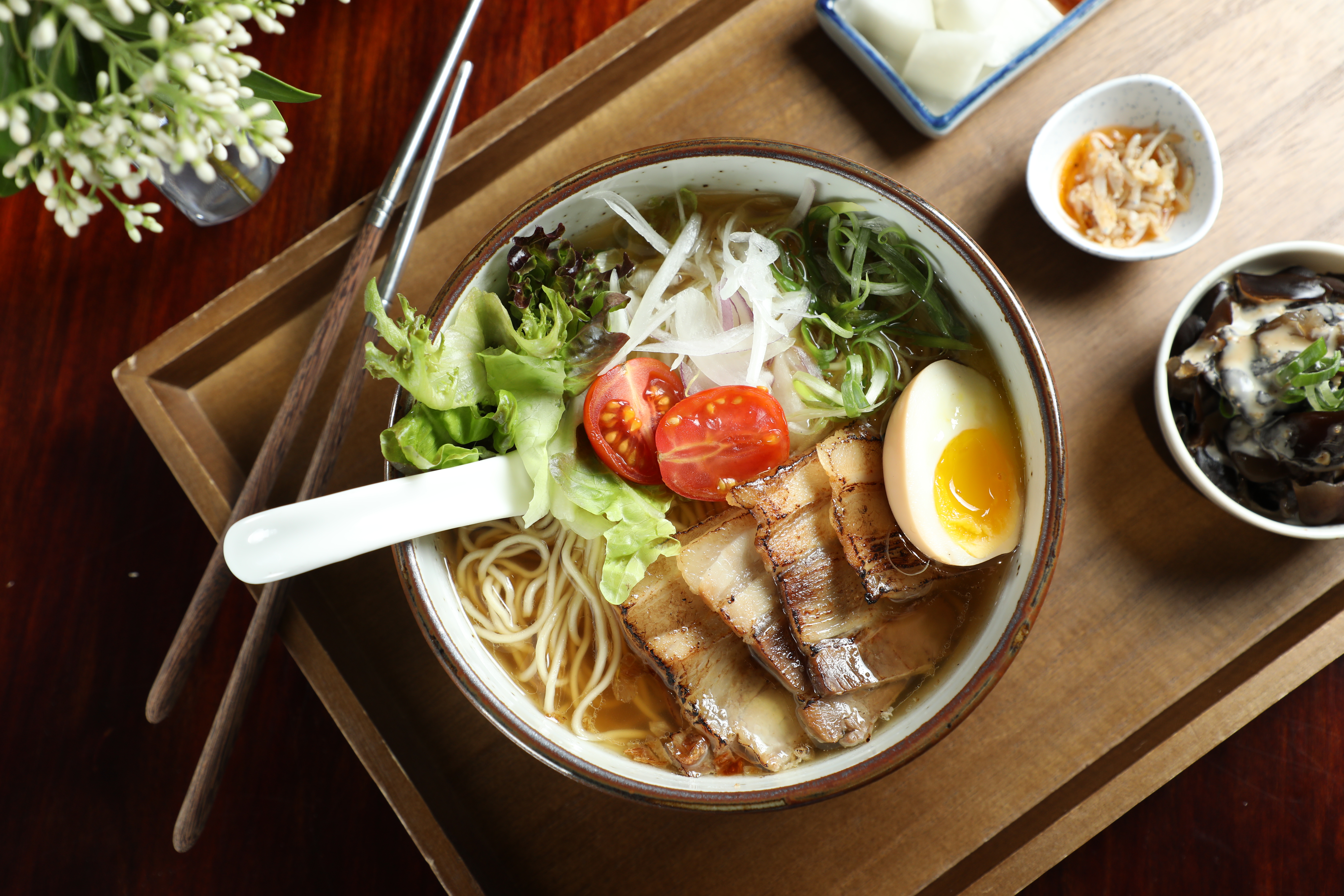 「炙燒豚肉雞湯拉麵套餐」以日式甘口醬汁先滷再炙燒五花肉，竟有種煙燻甜香。（260元／套）