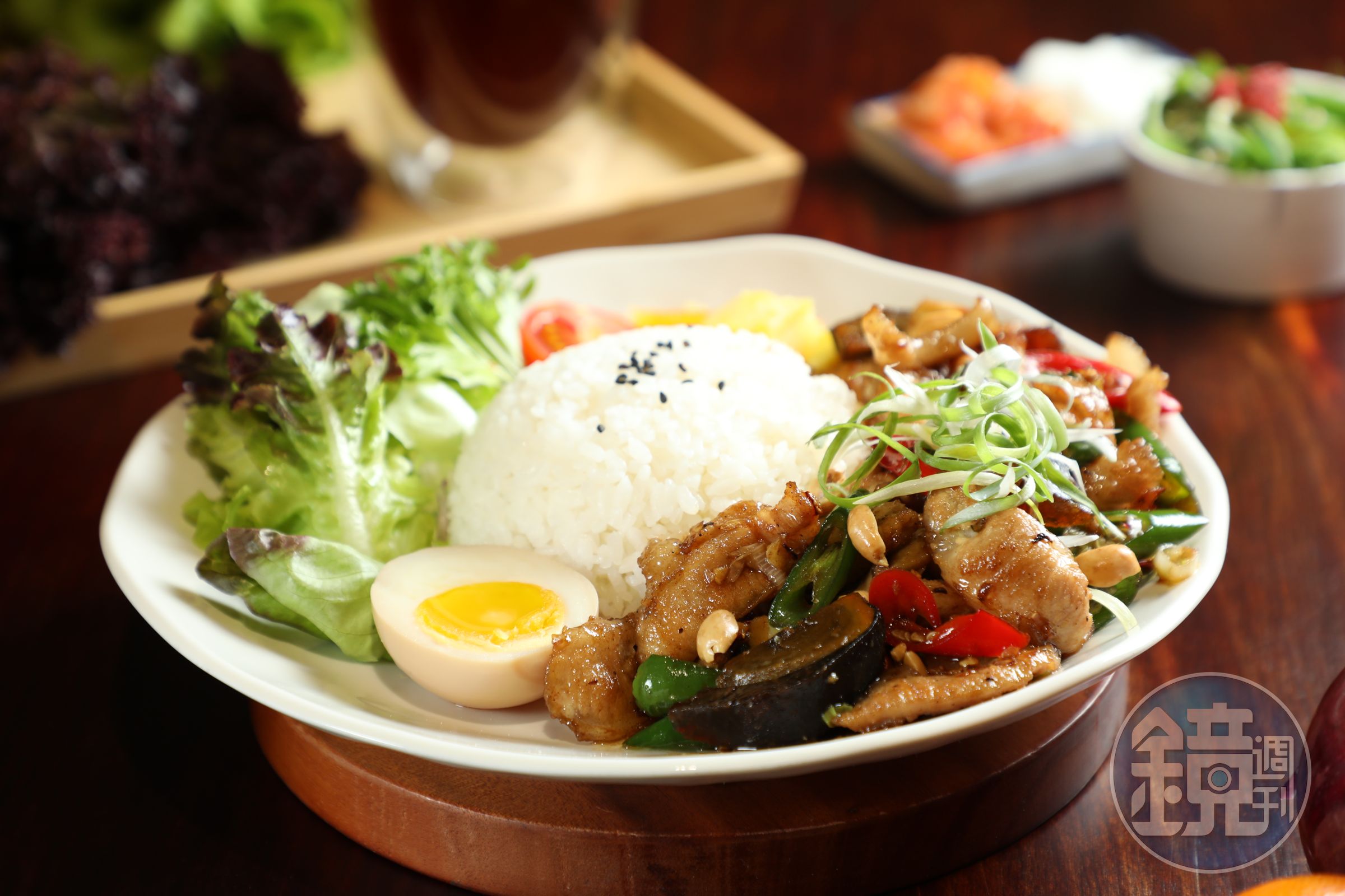 「爆炒辣松阪豚肉米飯套餐」是蔡媽媽以前想像的蒼蠅頭，卻誤打誤撞成了蔡家的家傳食譜。（350元／套）
