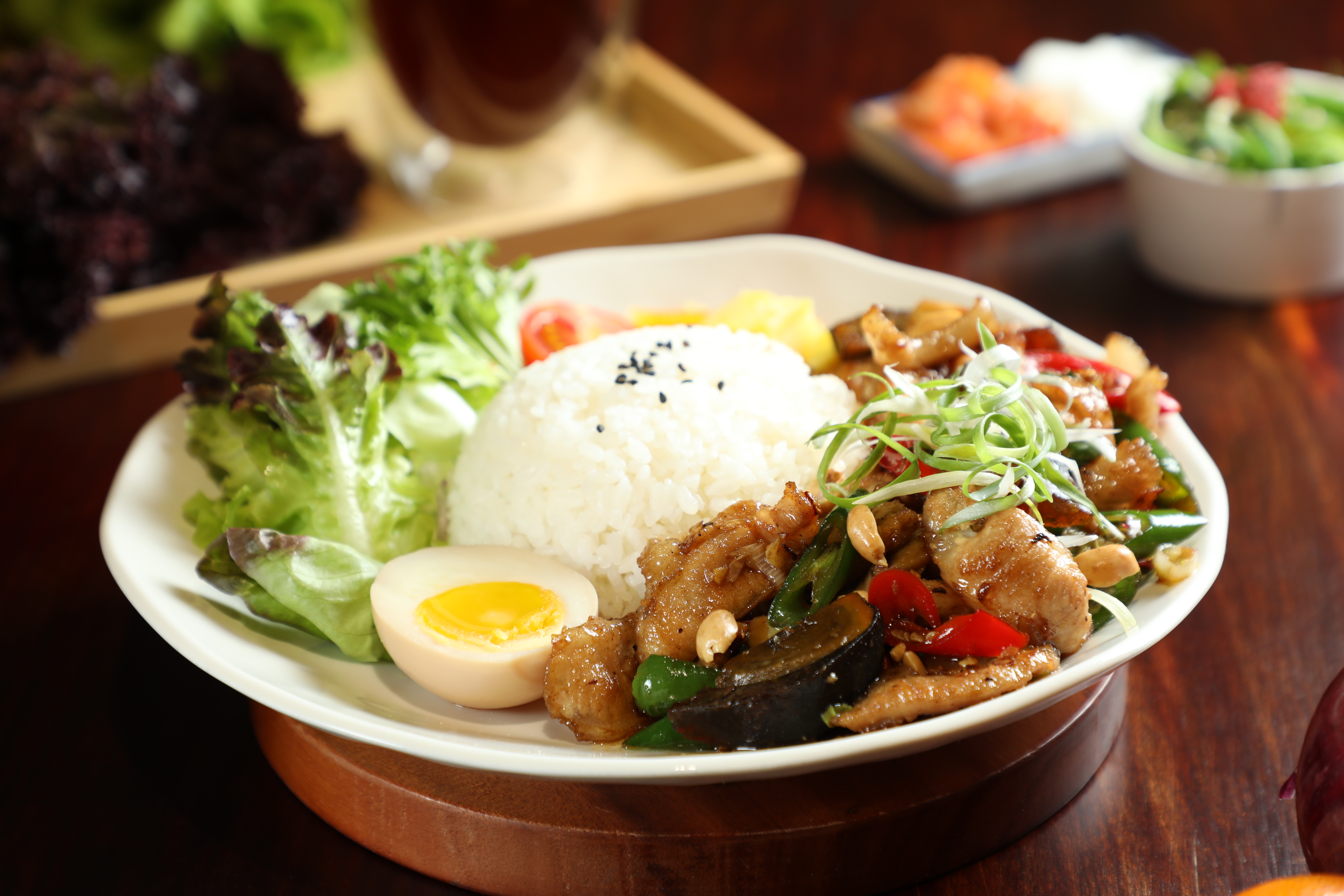 「爆炒辣松阪豚肉米飯套餐」是蔡媽媽以前想像的蒼蠅頭，卻誤打誤撞成了蔡家的家傳食譜。（350元／套）