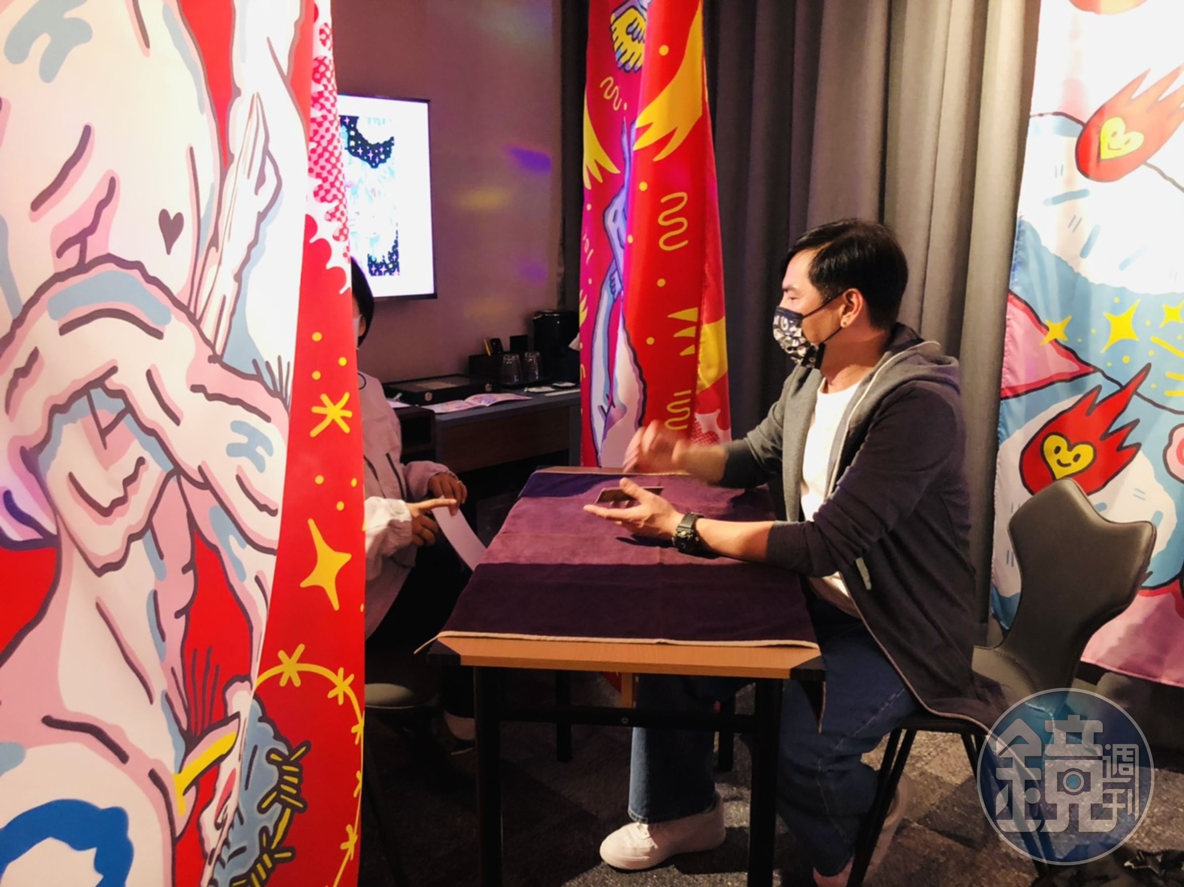 展覽以「情欲」為主題設計塔羅占卜，馬國賢表示年輕人敢說敢做，「自己一個老人家也算是開了眼界。」（小鹿文娛提供）