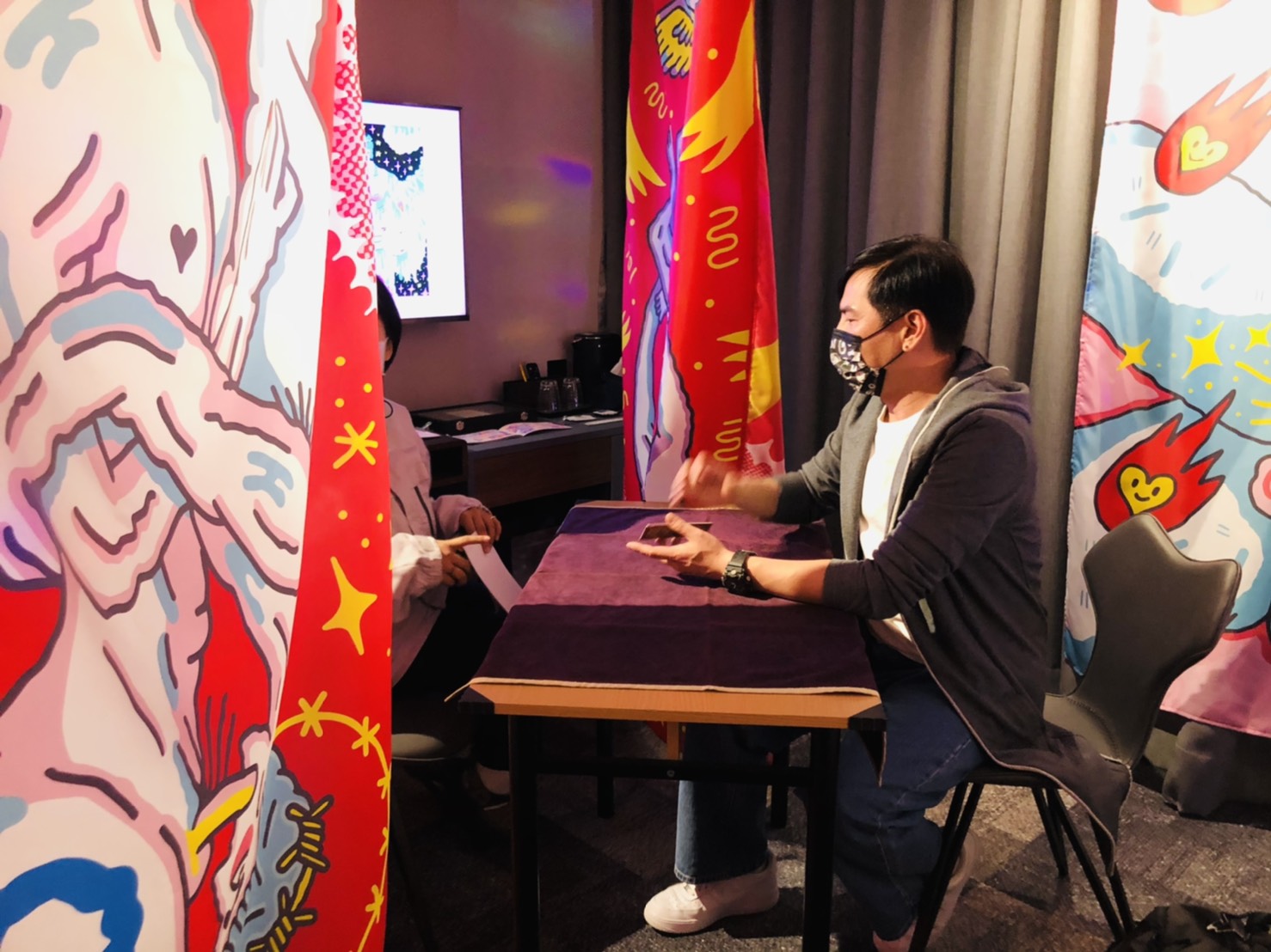 展覽以「情欲」為主題設計塔羅占卜，馬國賢表示年輕人敢說敢做，「自己一個老人家也算是開了眼界。」（小鹿文娛提供）