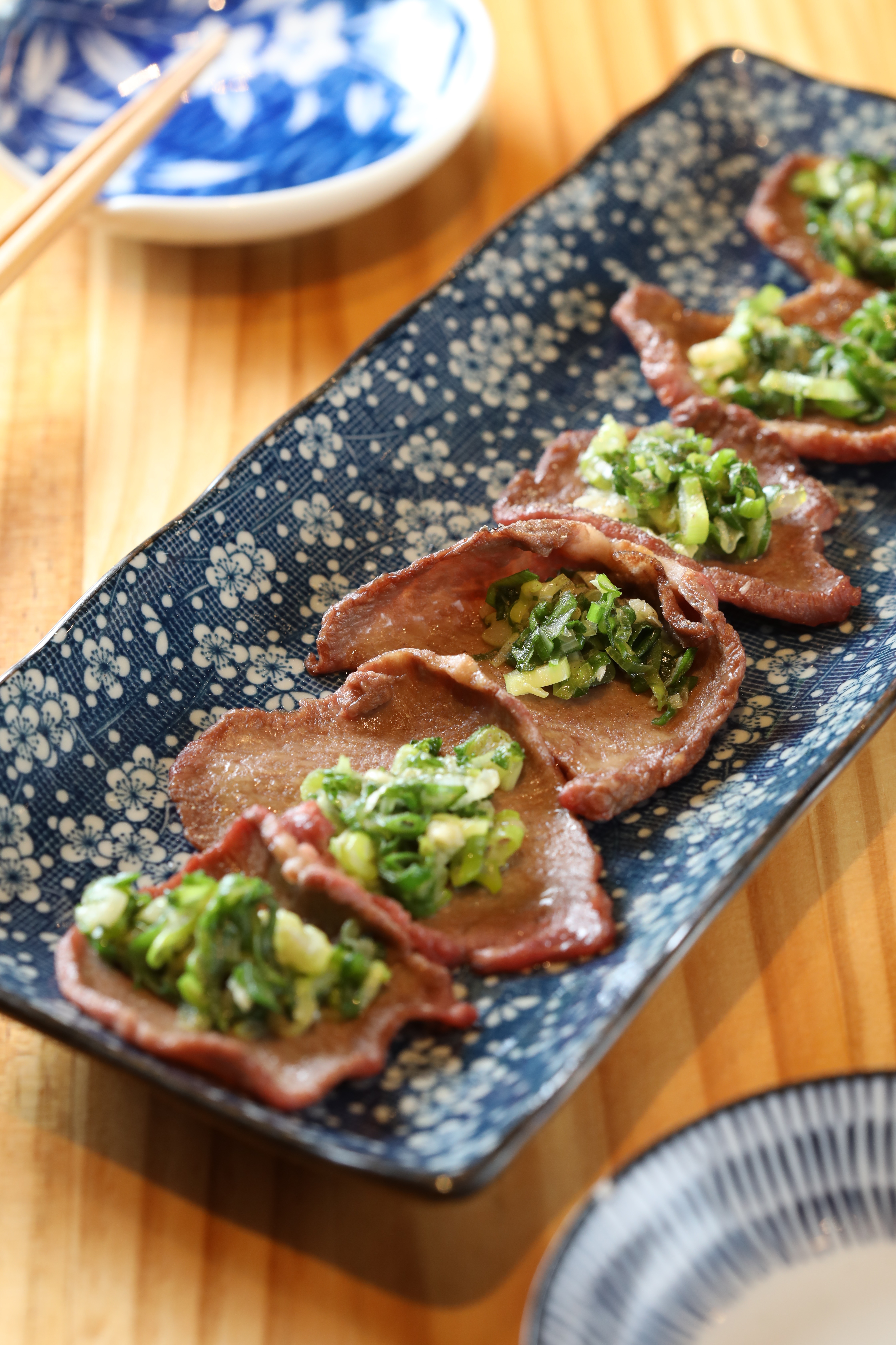 「炙燒牛舌」僅烤單面，鮮甜肉汁不流失。（250元／份）