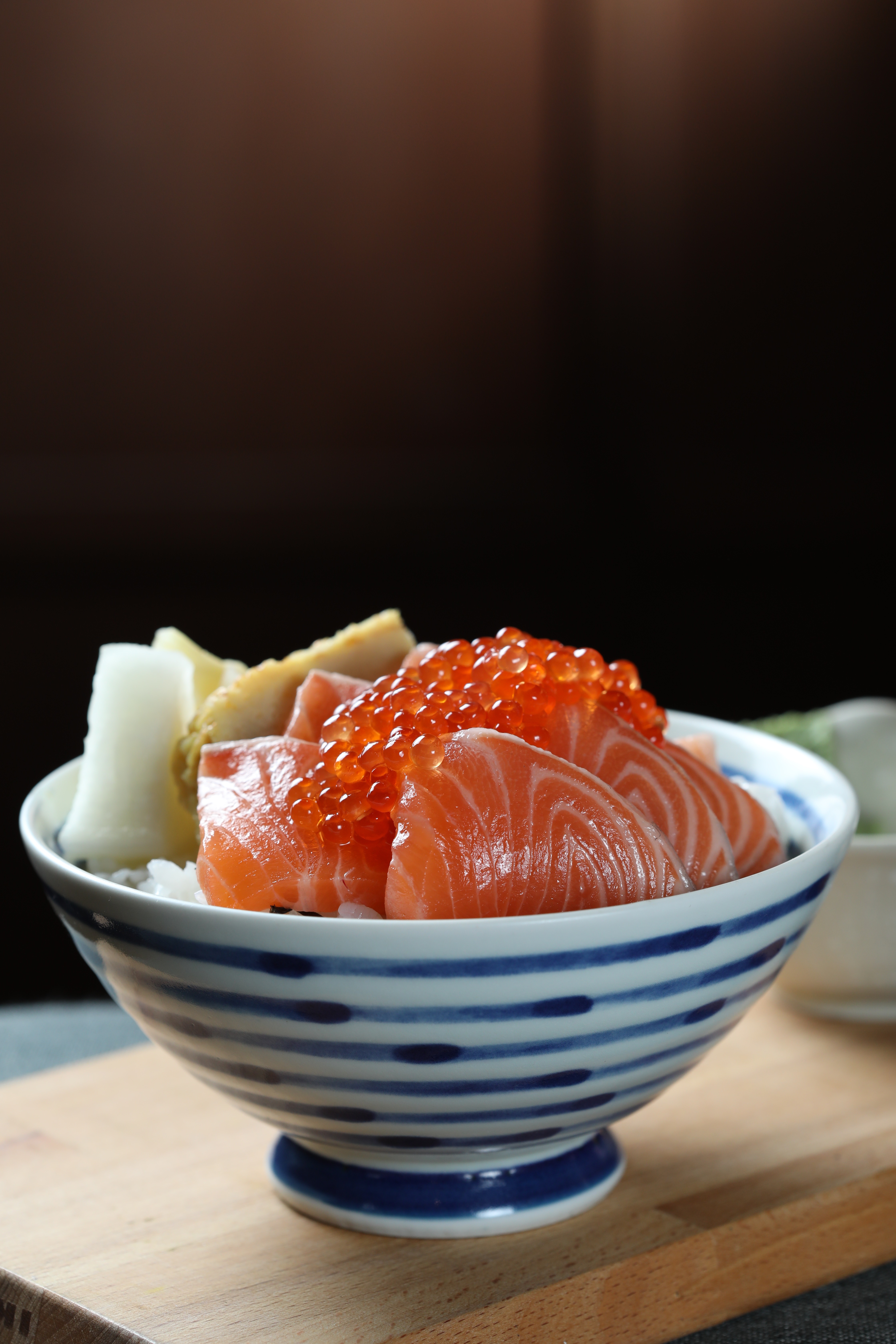 「鮭魚親子丼」醬油漬魚卵的爆汁快感，夾著生魚肥甜，是鮭魚控必點的一碗。（260元／碗）
