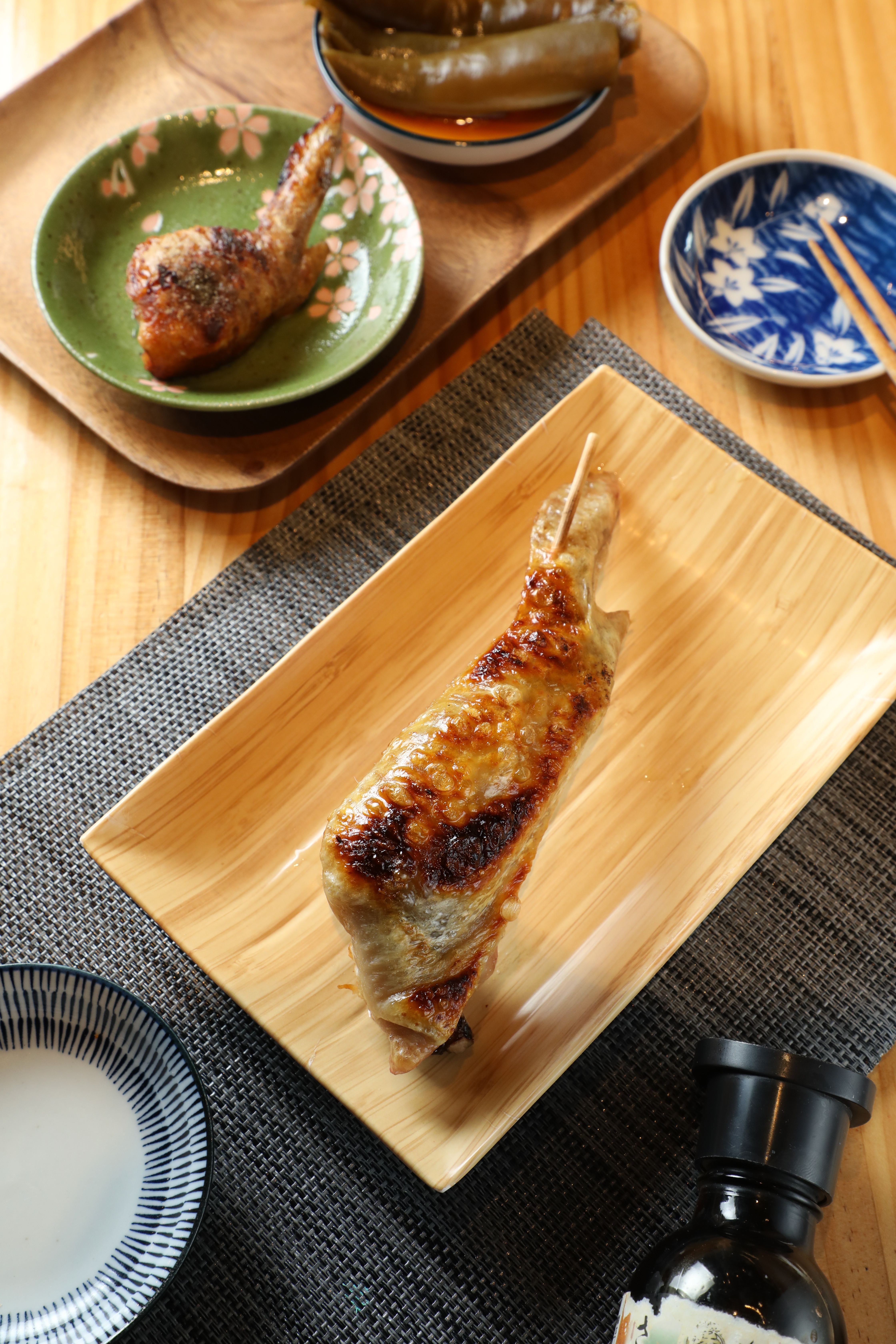 「自製一夜干雞翅」外皮極酥香（前，80元／支）、「剝皮辣椒雞翅」則肉感飽滿。（後，60元／支）