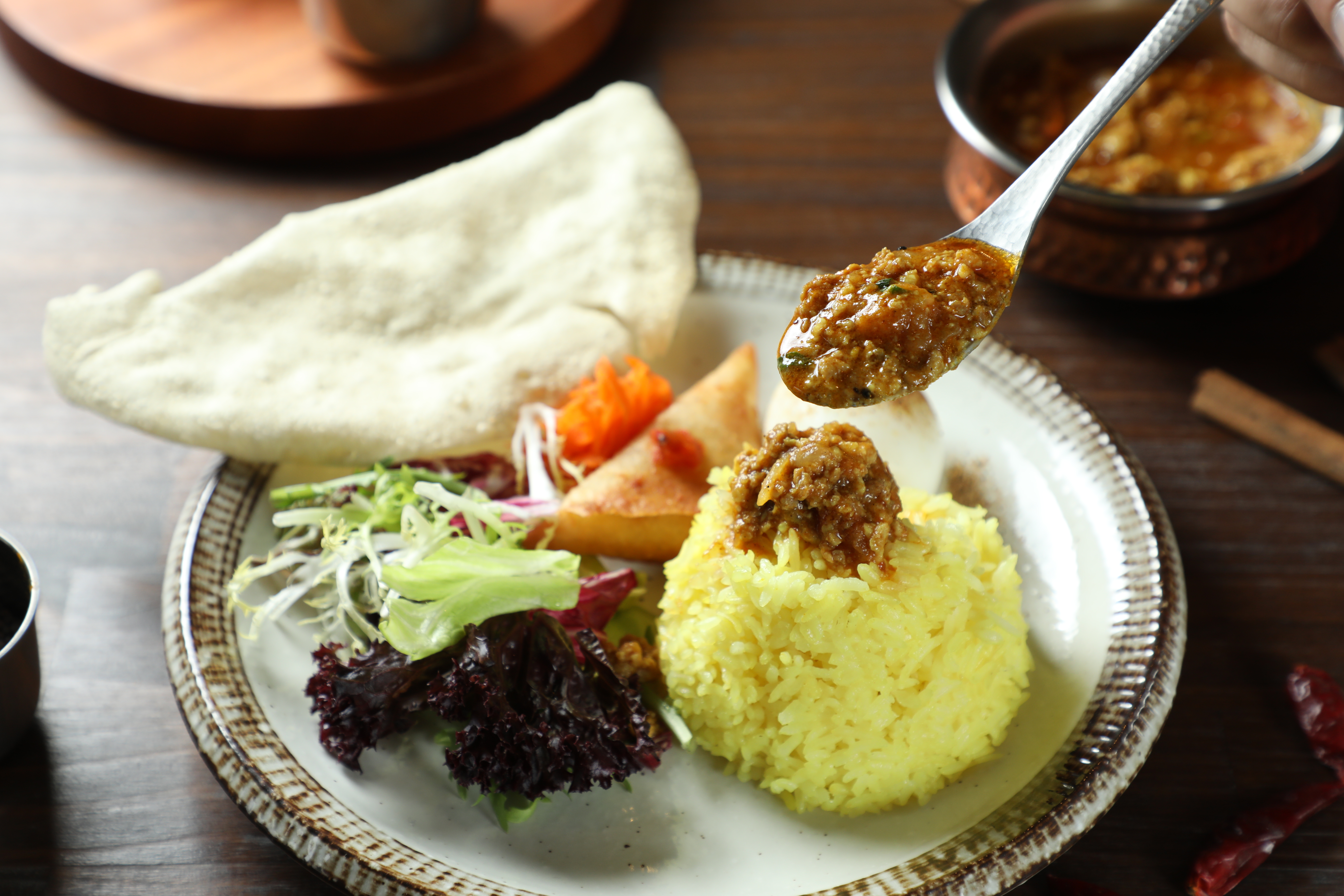 「辣味肉醬瑪莎拉」辛香料的氣味從辣中接連竄出，讓豬絞肉咖哩一點也不無聊。（300元／套）