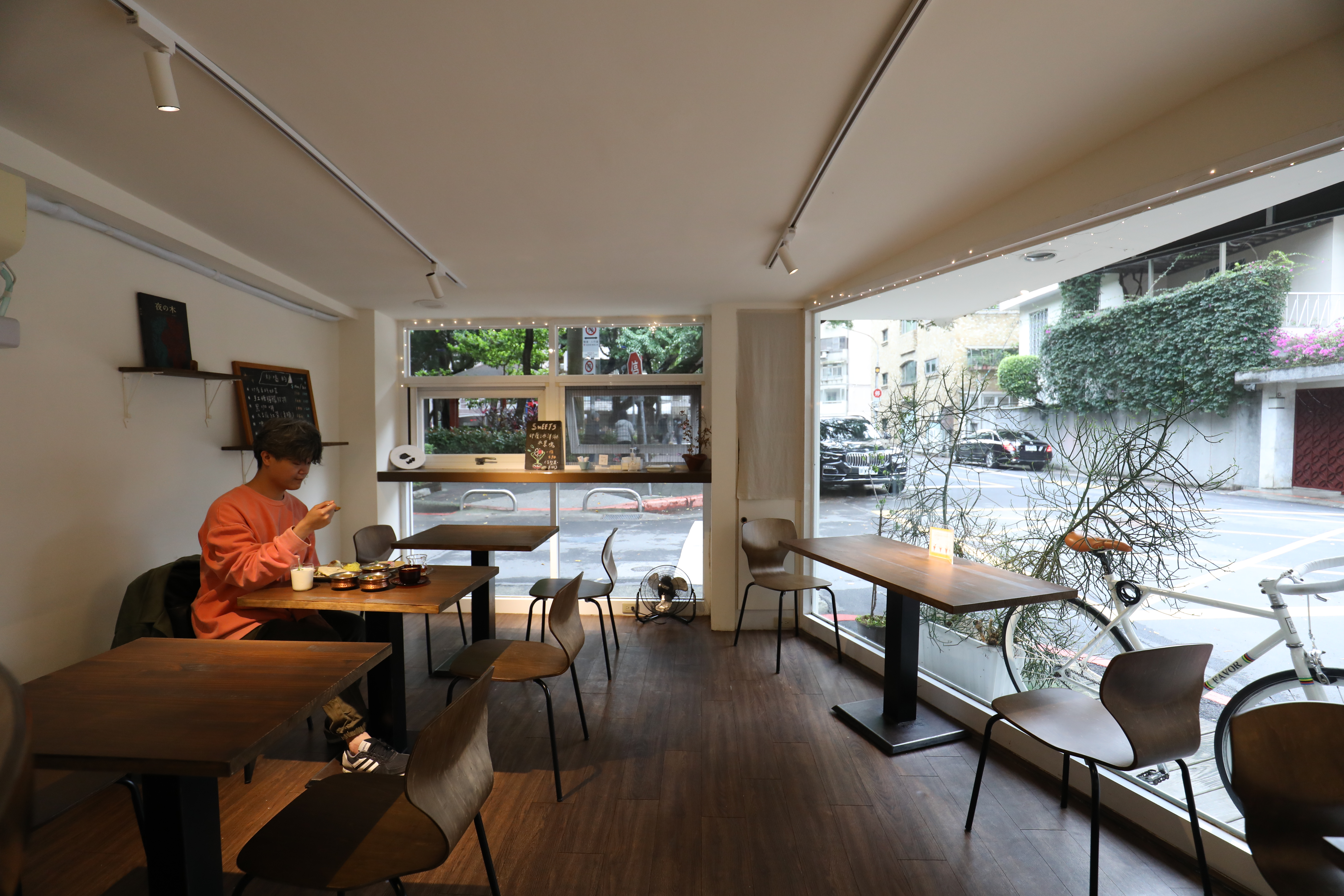 店內空間帶有日式簡約感。