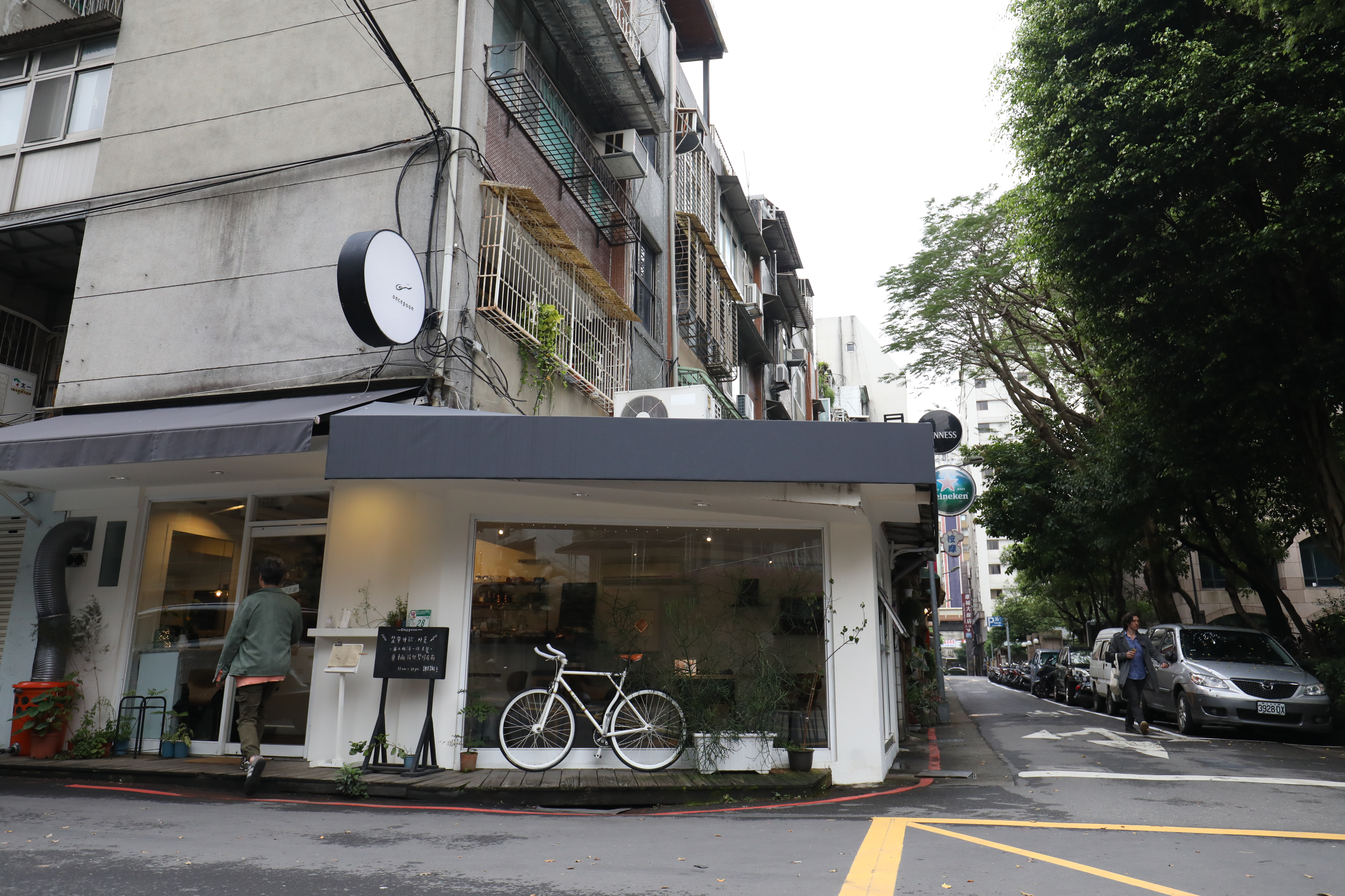 小公園旁的白色轉角店面，藏著美味的印度咖哩。