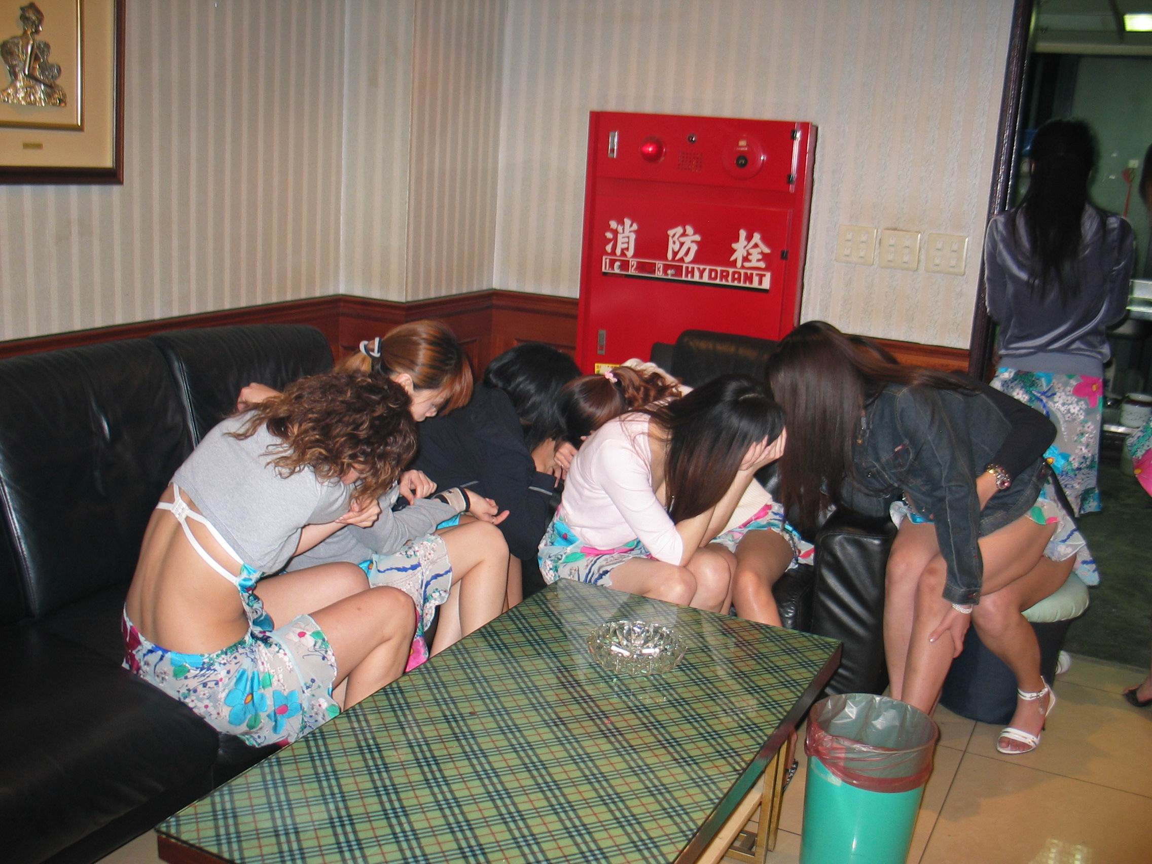 警方掃黃時常將包廂裡的小姐集中，查察身份；示意圖，非本案當事人。（資料照）