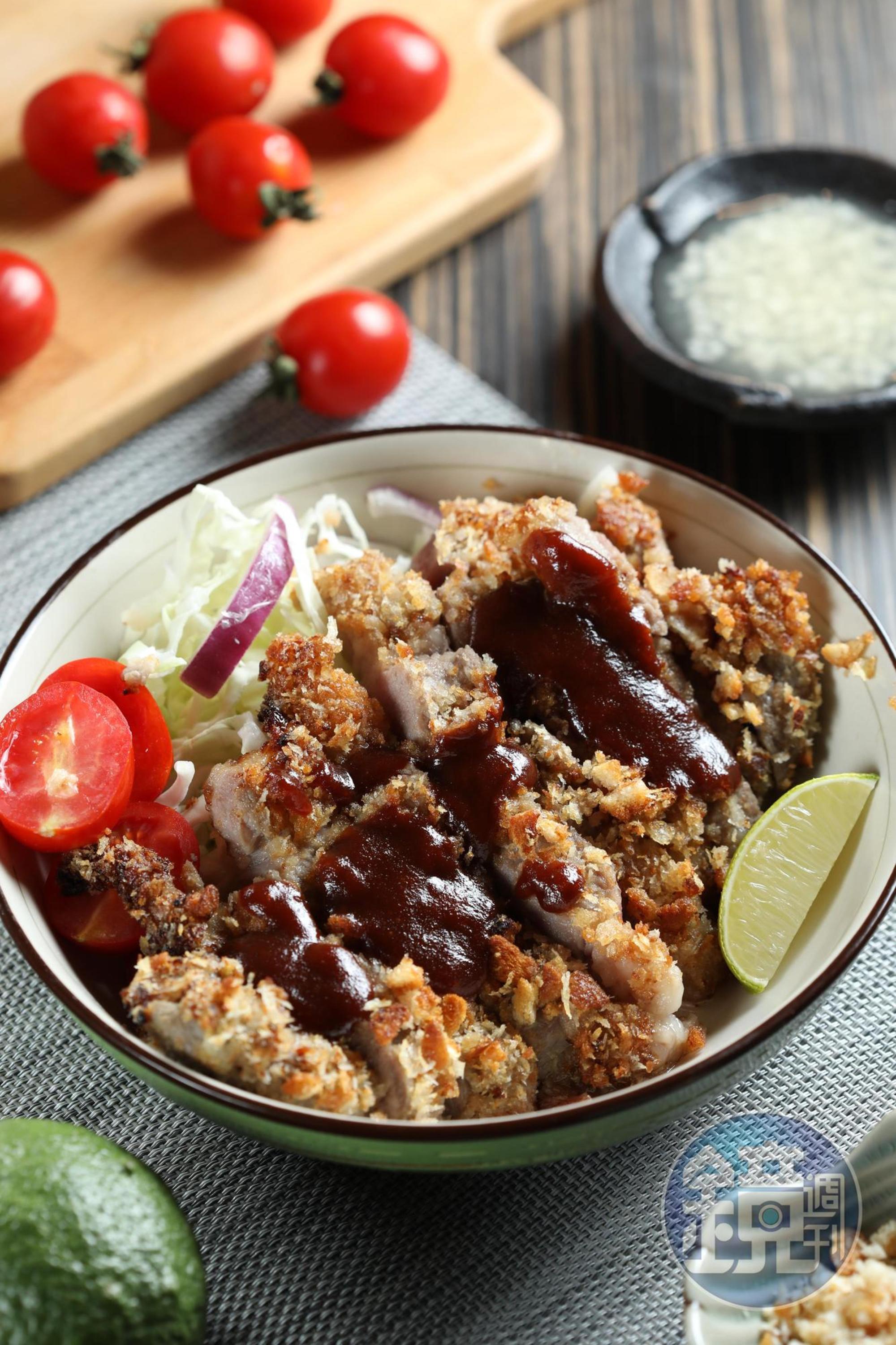 「鹽麴豬排」雖未經油炸，但乾炒過的麵衣仍酥香，肉質軟嫩多汁。（250元／份）