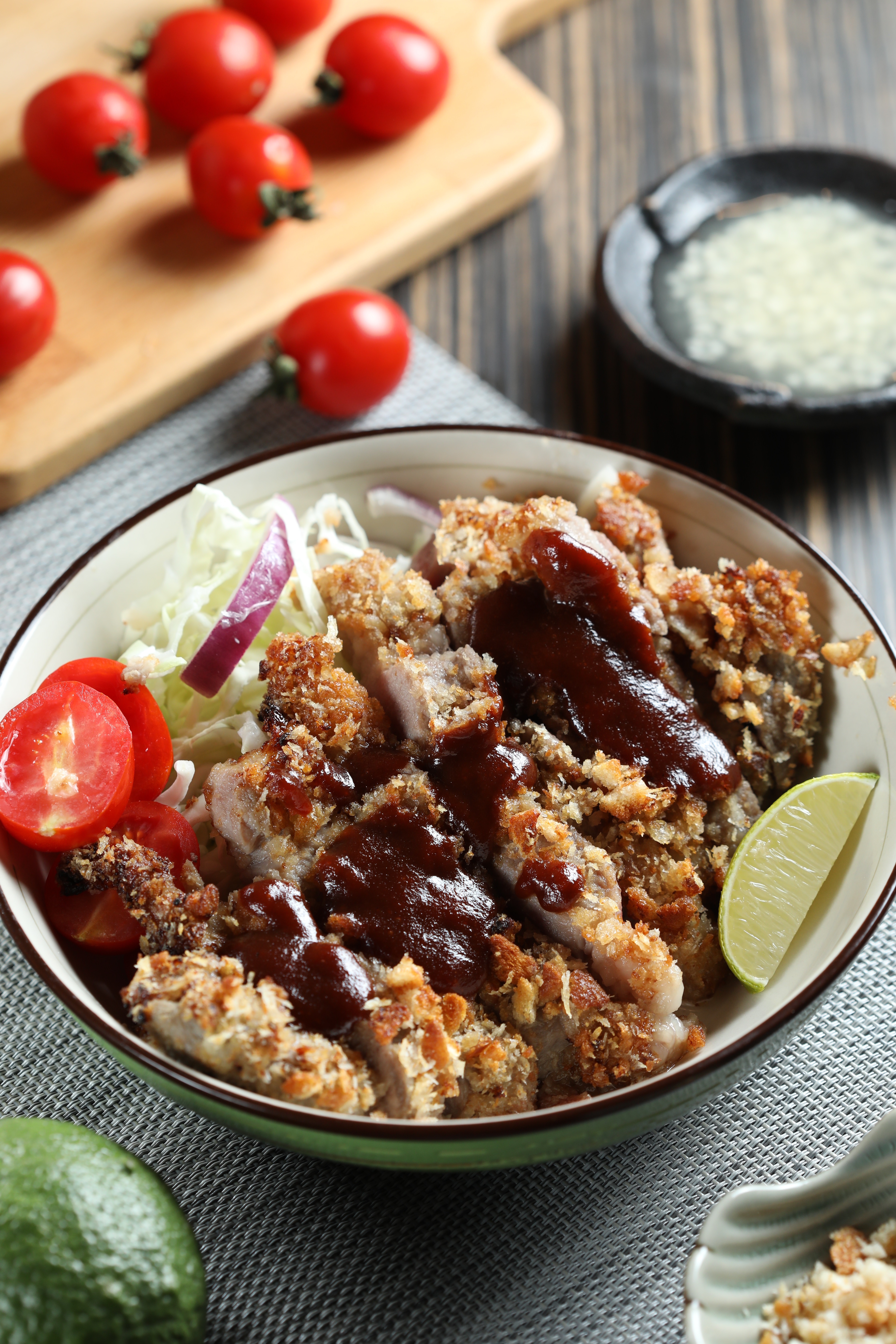 「鹽麴豬排」雖未經油炸，但乾炒過的麵衣仍酥香，肉質軟嫩多汁。（250元／份）
