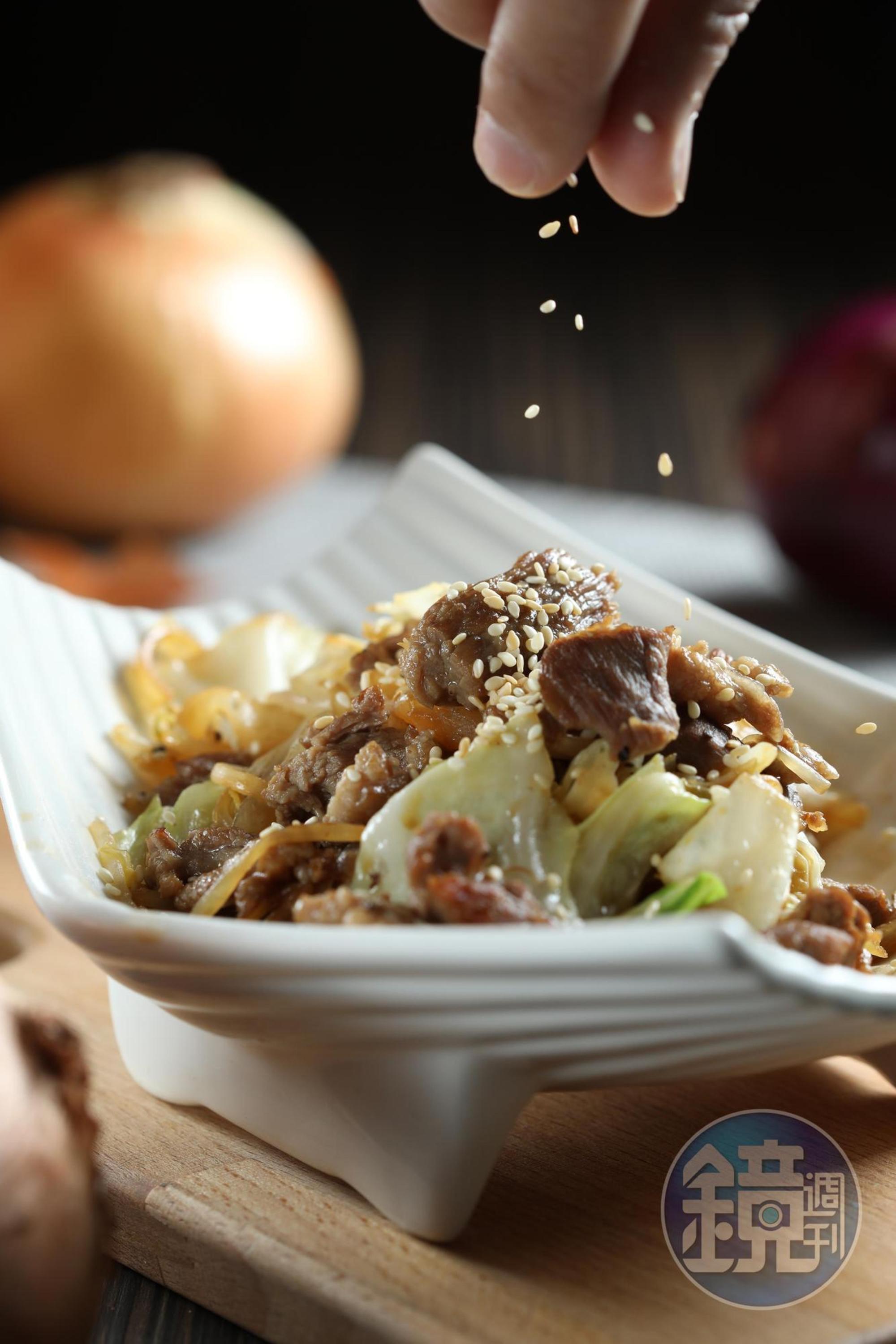 「成吉思汗」的羊肉帶點嚼勁，配上高麗菜與豆芽菜的爽脆頗有層次。（250元／份）