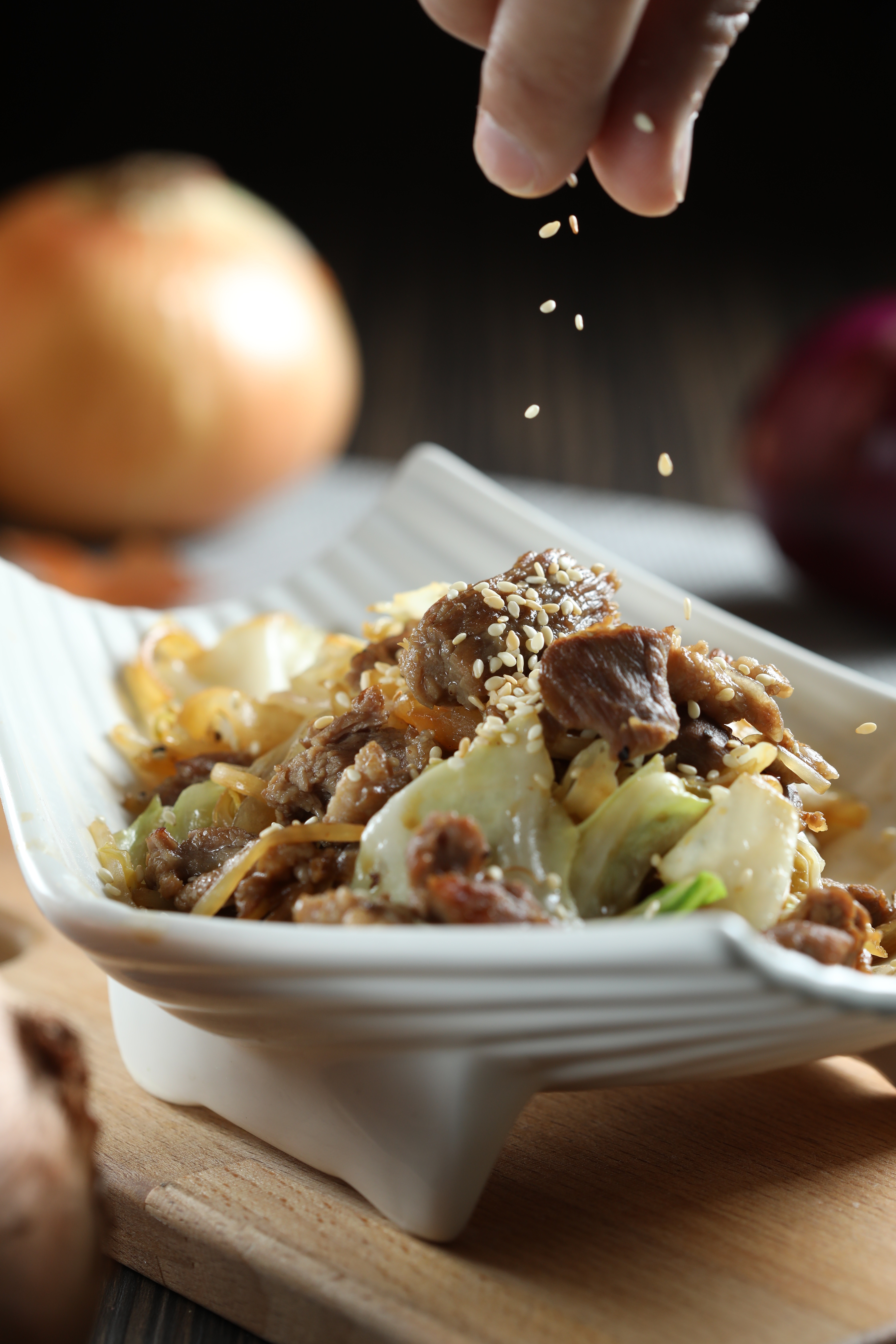 「成吉思汗」的羊肉帶點嚼勁，配上高麗菜與豆芽菜的爽脆頗有層次。（250元／份）