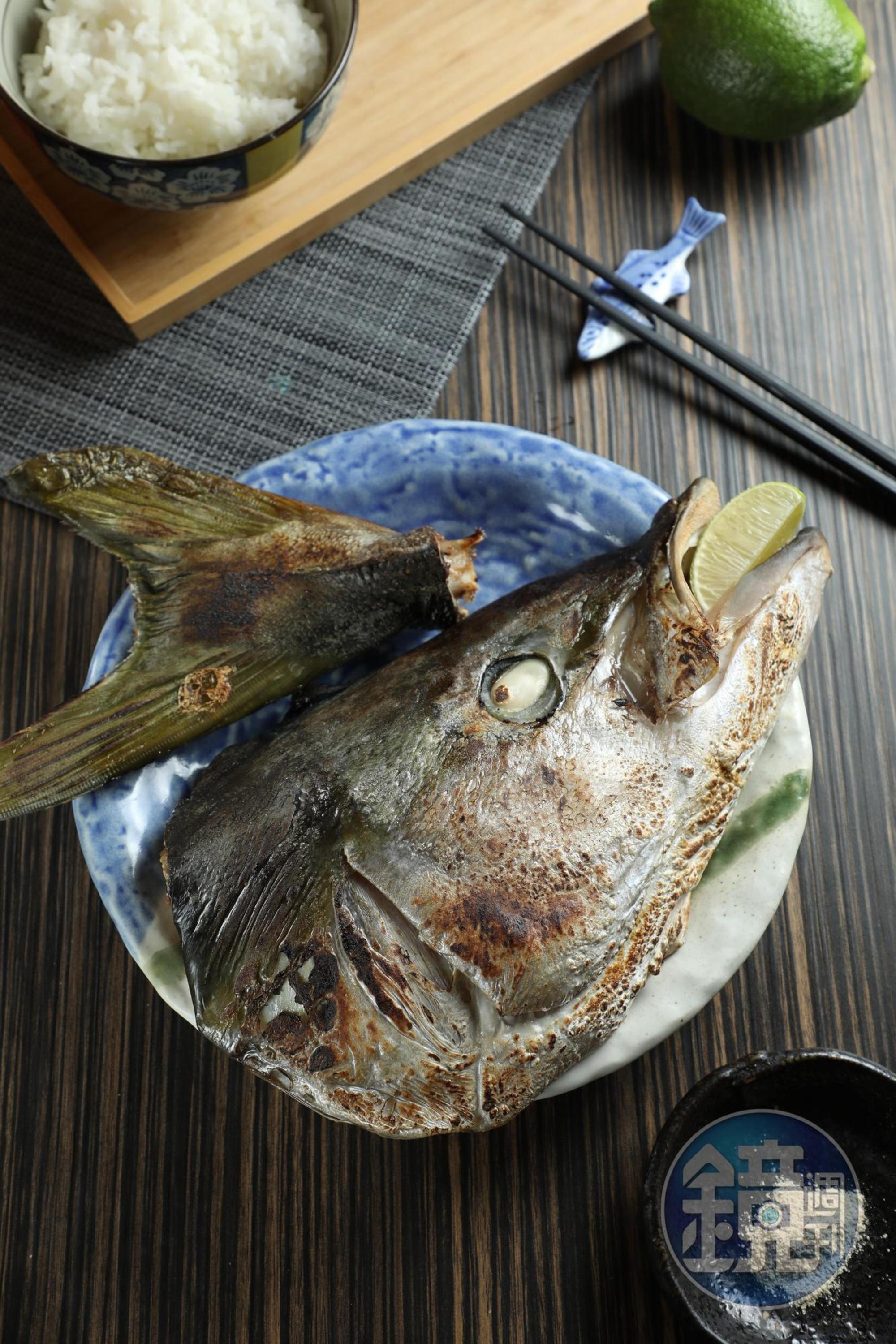重達近2斤的「烤青魽頭」擠上檸檬汁開嗑，相當豪邁過癮。（時價，圖約500元／份，需預訂）