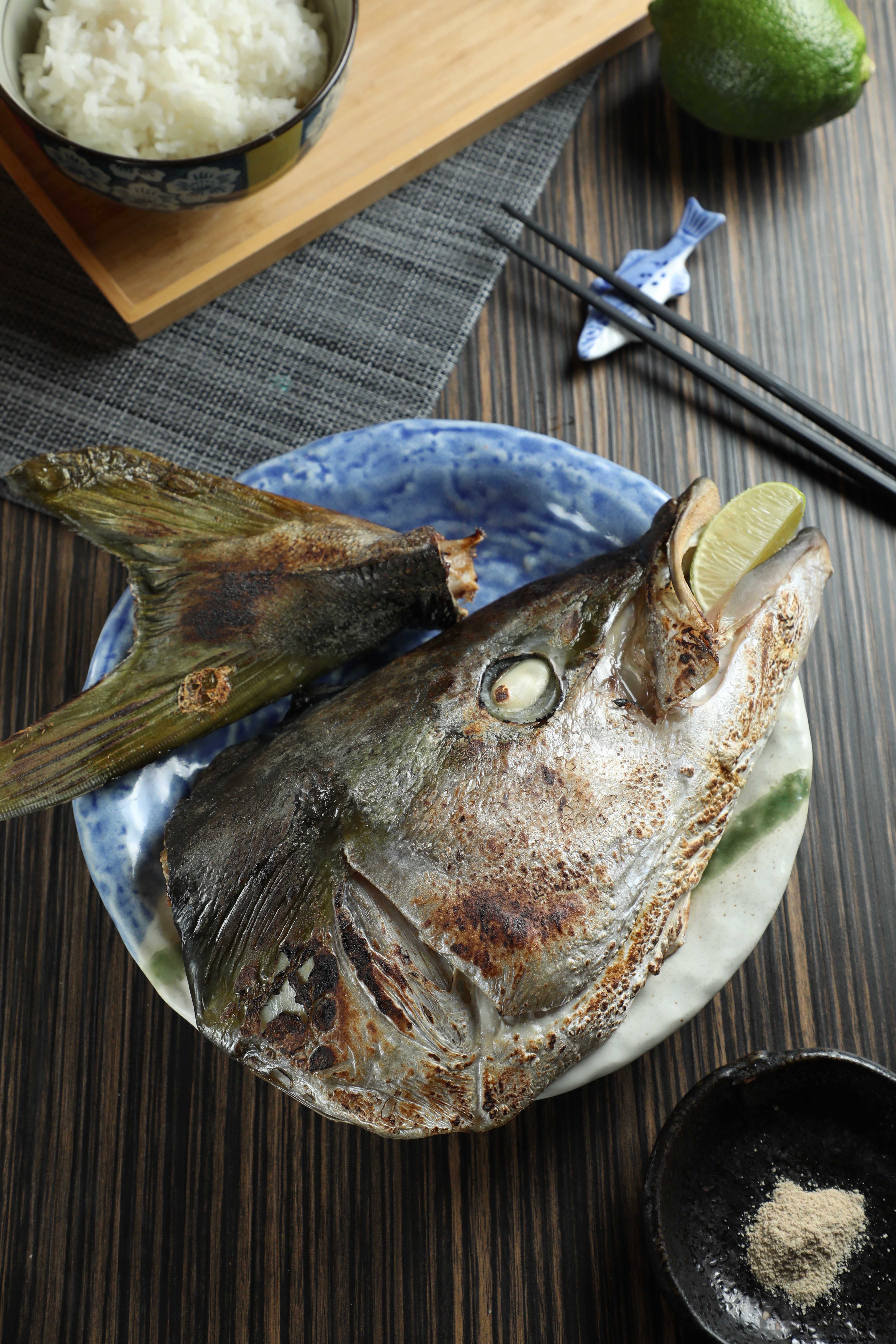 重達近2斤的「烤青魽頭」擠上檸檬汁開嗑，相當豪邁過癮。（時價，圖約500元／份，需預訂）