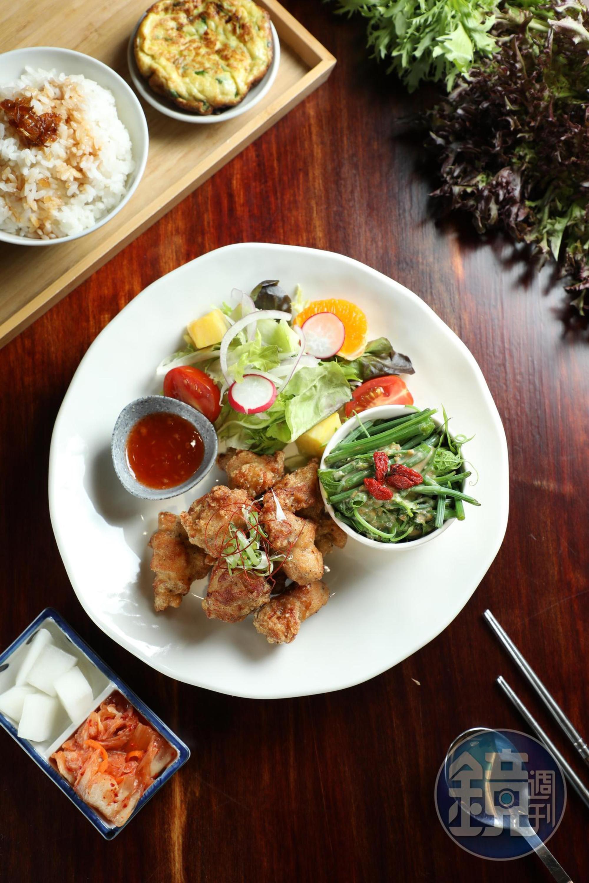 「自家創意炸雞米飯套餐」雞塊麵衣混合台式與西式香料，外酥內噴汁。（290元／套）