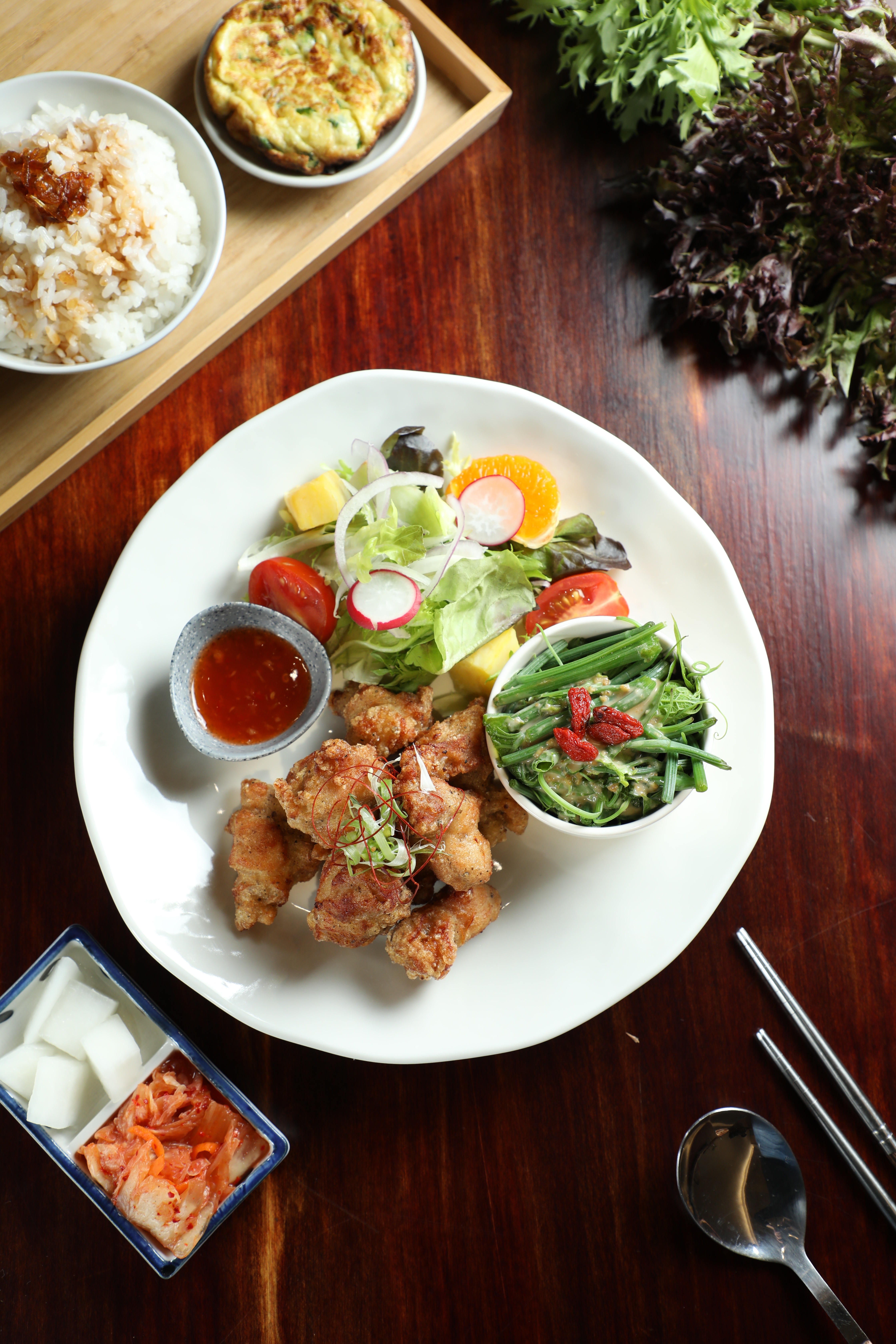 「自家創意炸雞米飯套餐」雞塊麵衣混合台式與西式香料，外酥內噴汁。（290元／套）