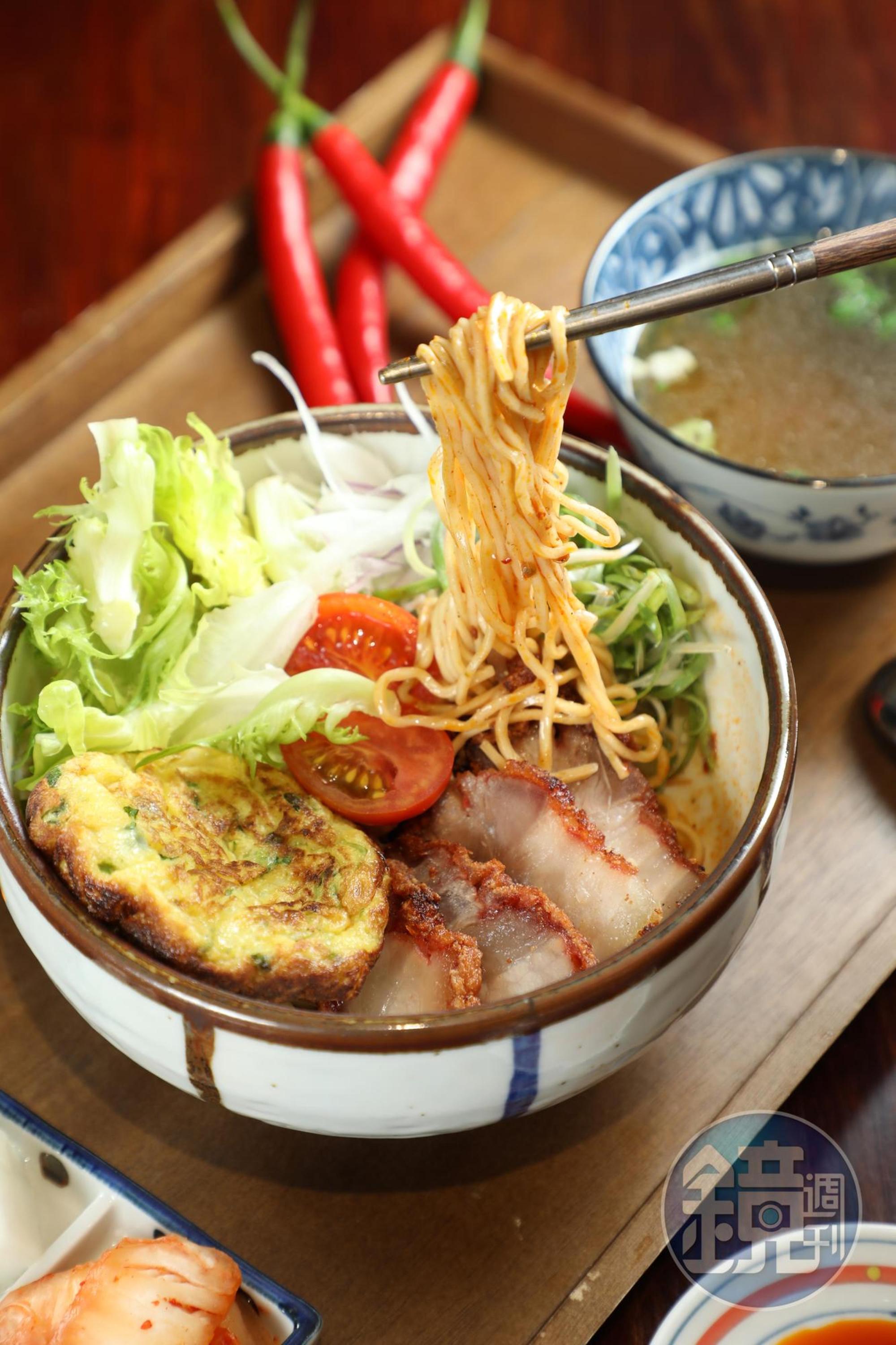 「香酥紅燒豚肉麻辣拌麵套餐」用十來種辛香料炒麻辣醬，裹著蔥蛋和紅糟肉相當過癮。（250元／套）