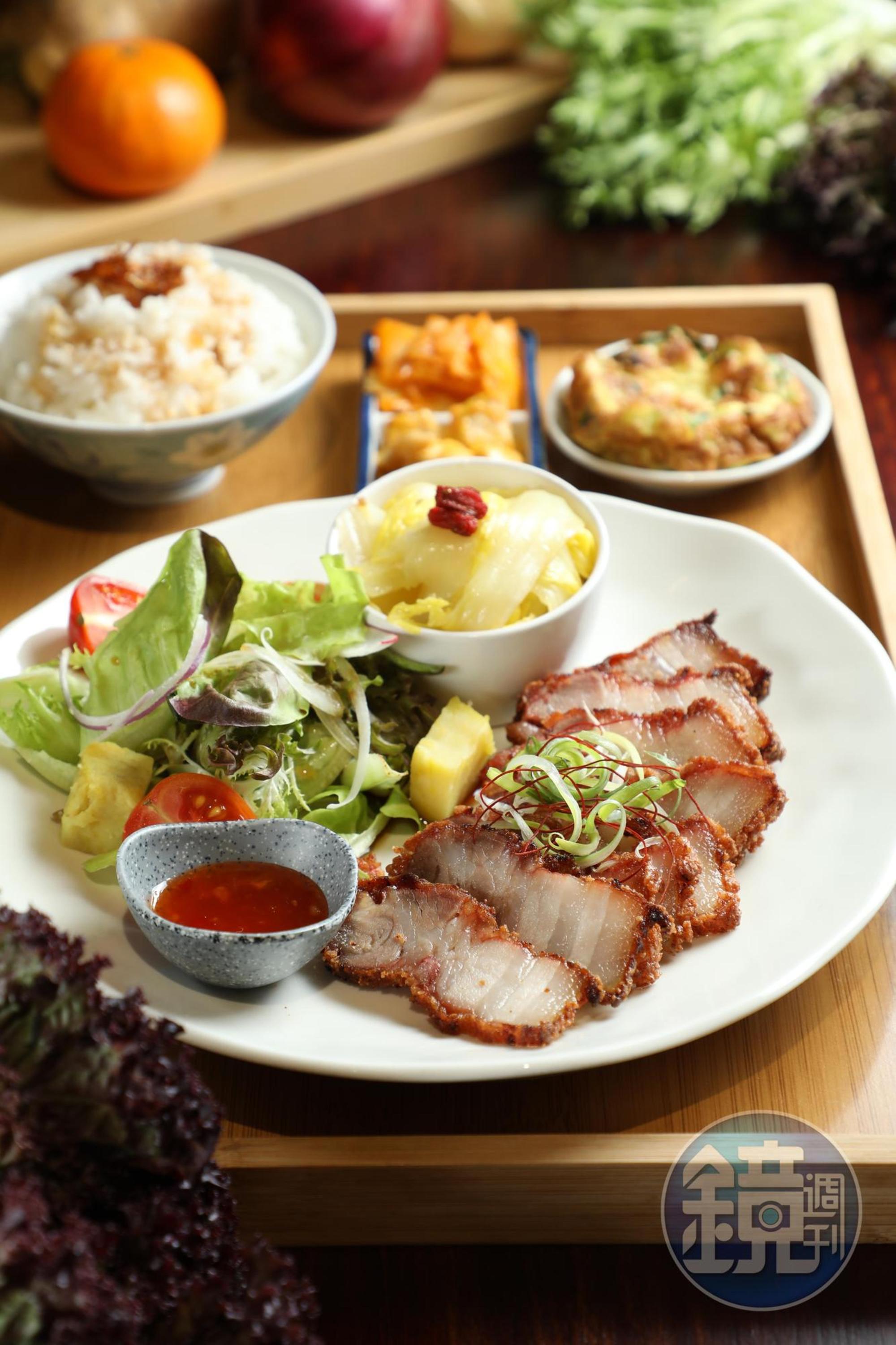 「香酥紅燒豚肉套餐」讓台式紅糟肉有了日式定食的精緻顏值。（280元／套）