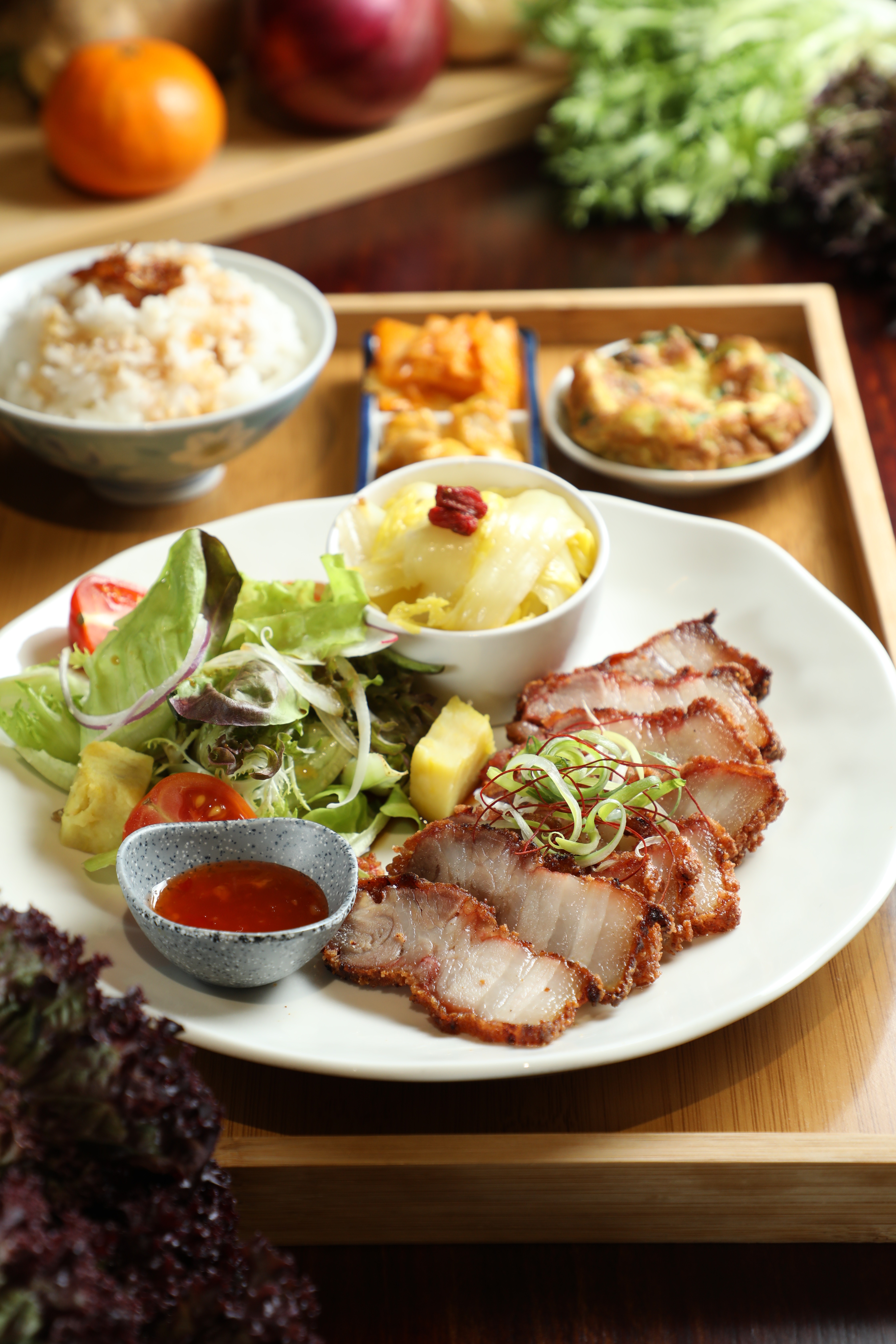 「香酥紅燒豚肉套餐」讓台式紅糟肉有了日式定食的精緻顏值。（280元／套）
