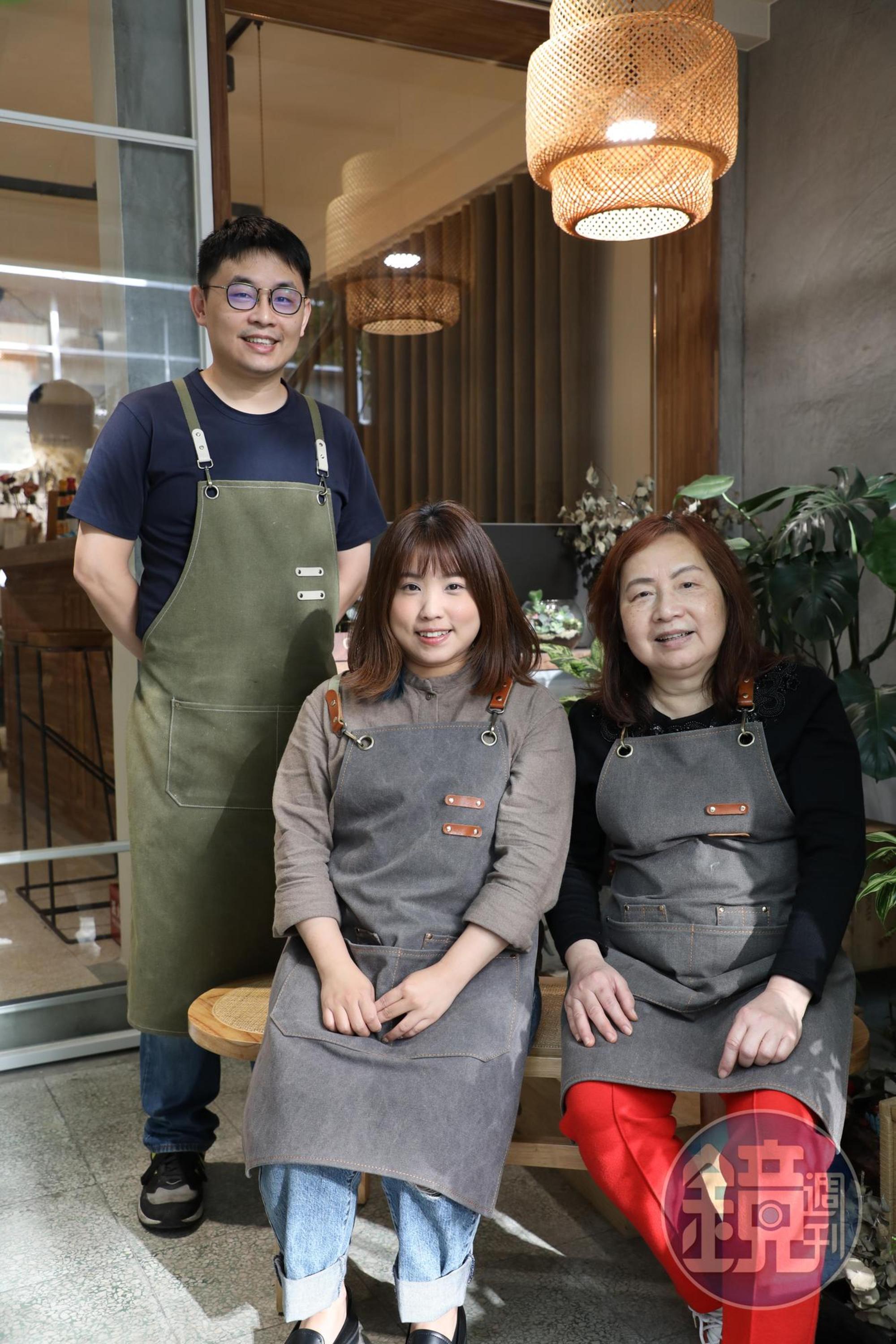 蔡承宏（左）和太太（中）、媽媽（右）一起把家傳食譜發揚光大。