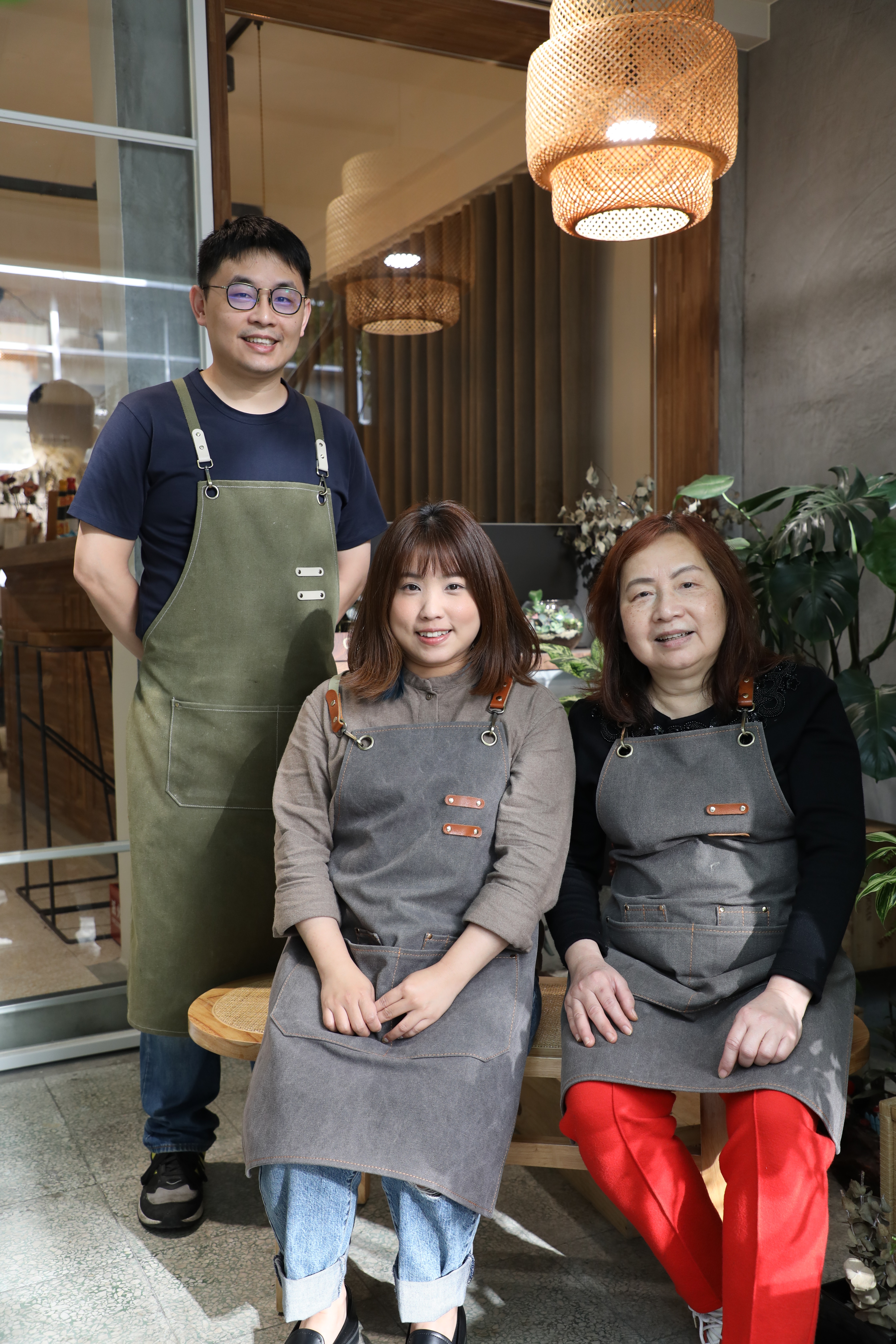 蔡承宏（左）和太太（中）、媽媽（右）一起把家傳食譜發揚光大。