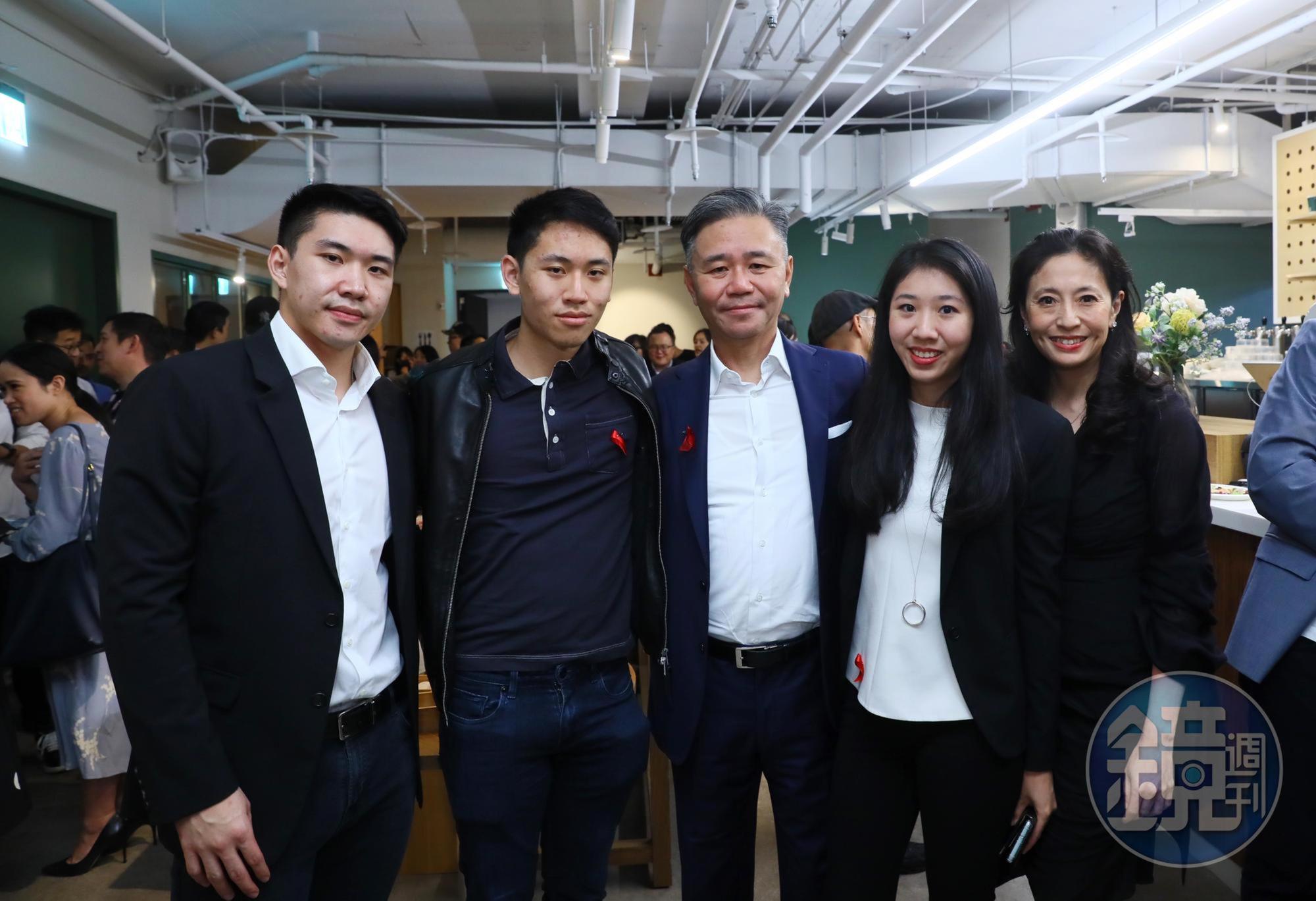 台塑二代、JM Eagle董事長王文祥(中)偕妻王范文華(右1),全家力挺長子王泉德(左1)投入公益慈善。