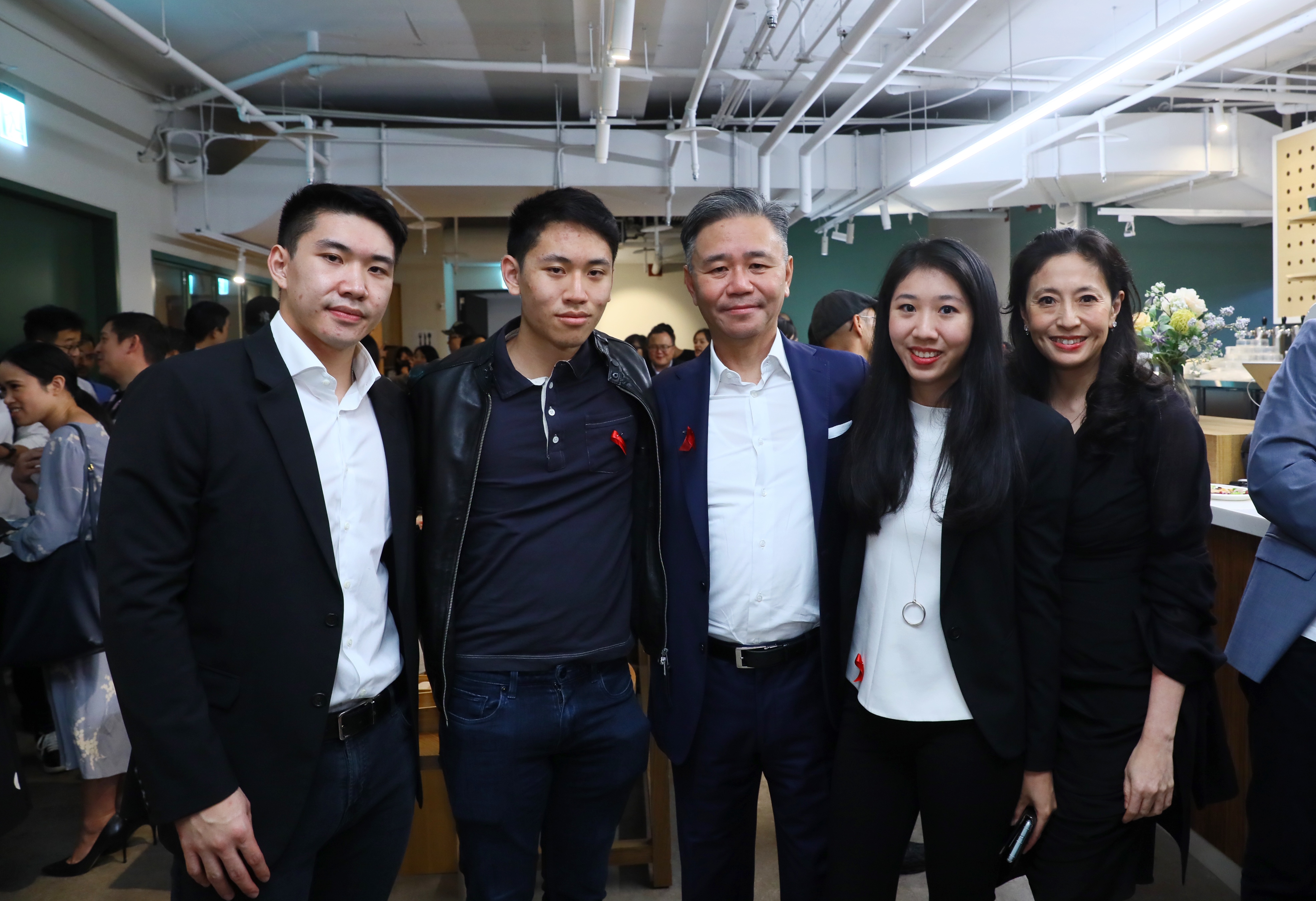 台塑二代、JM Eagle董事長王文祥(中)偕妻王范文華(右1),全家力挺長子王泉德(左1)投入公益慈善。