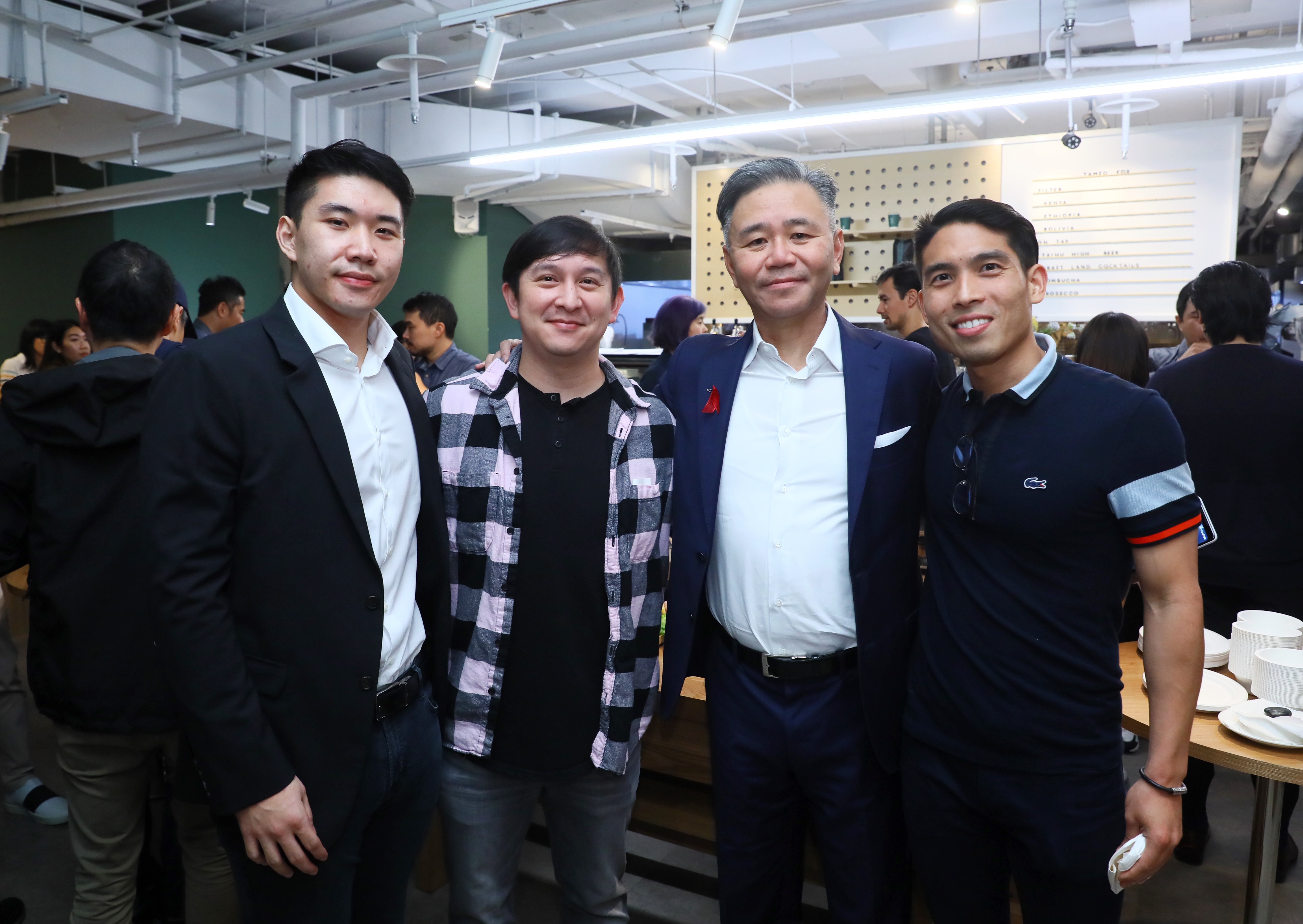 台塑二代、JM Eagle董事長王文祥（右2）、長子王泉德（左1）、Twitch創辦人林士斌（左2）與美國杭茲曼家族投資公司合夥人吳旻格（右一）為台鐵太魯閣號事故發起公益慈善。