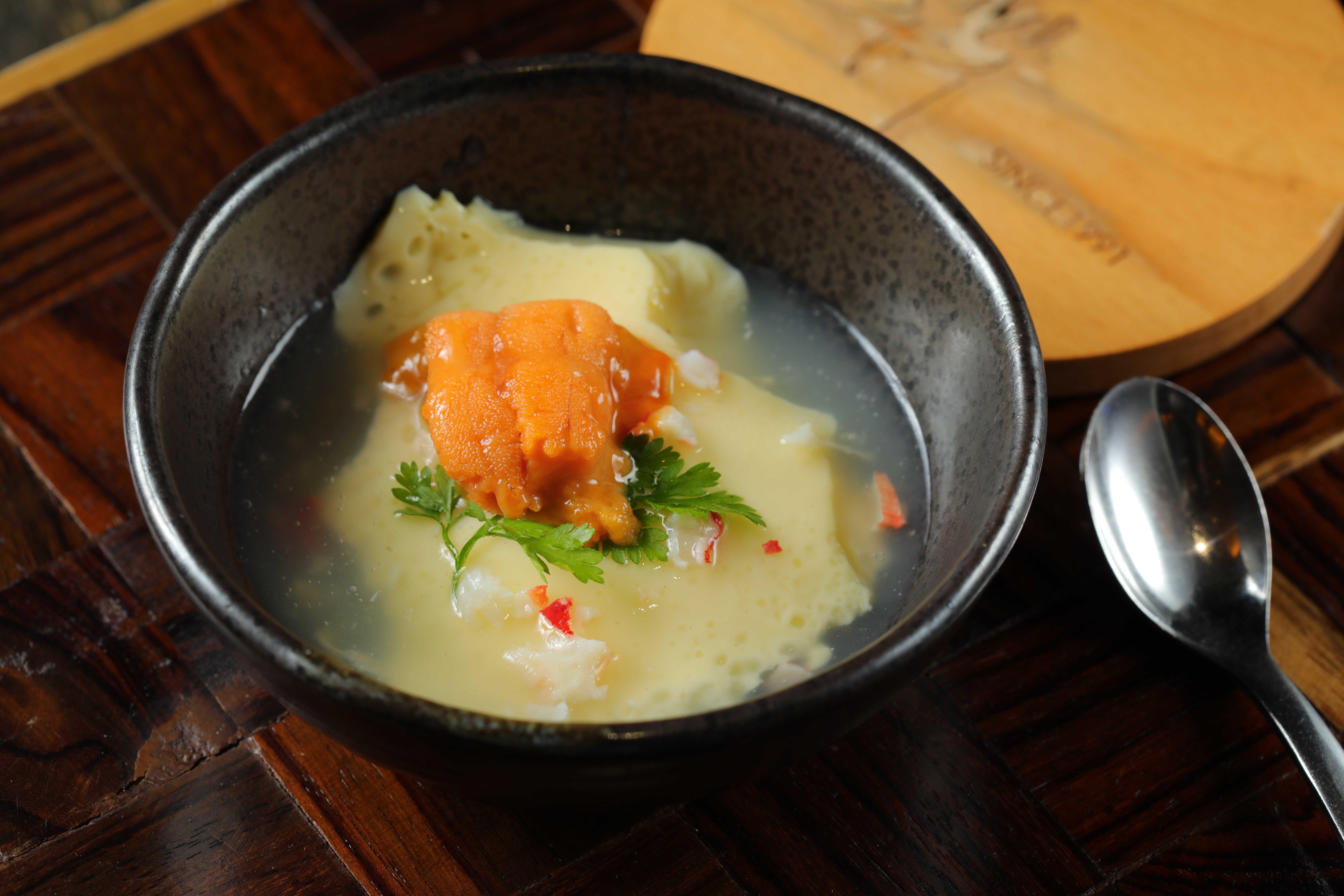 「北海道鱈場蟹膏玉子蒸」鮮味迸發，口感綿密。（2,880元起北海道鮮活鱈場蟹無菜單鐵板燒套餐菜色，北海道生鮮海膽需另加200元）