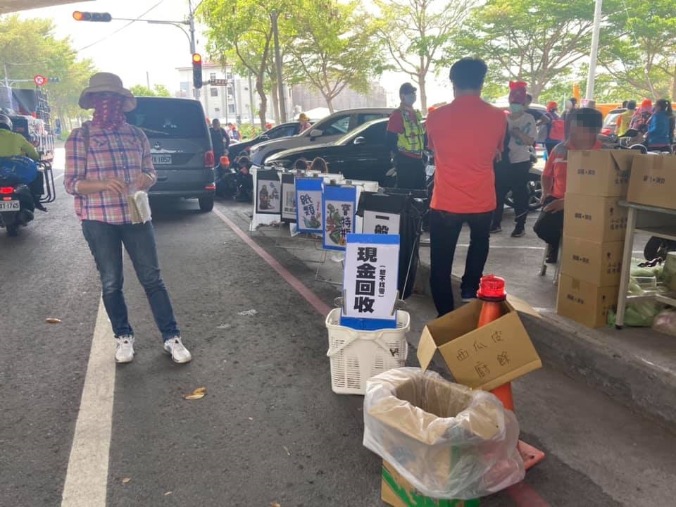 媽祖遶境期間出現的現金回收筒成了「創意拍照景點」,但有人提醒小心違規募款。(翻攝自白沙屯媽祖全球徒步聯誼會臉書)