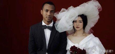 混血球員艾迪和妻子的婚紗照在網路引起網友的關注。(翻攝自微博)
