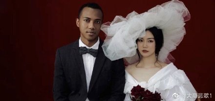 混血球員艾迪和妻子的婚紗照在網路引起網友的關注。（翻攝自微博）