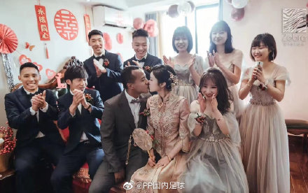 許多大陸球星都盛裝出席艾迪的婚禮,為新人獻上祝福。(翻攝自微博)