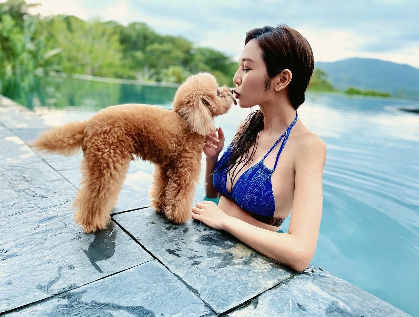 曾莞婷帶愛犬到墾丁度假,還不忘到泳池邊曬好身材。(翻攝自曾莞婷臉書)